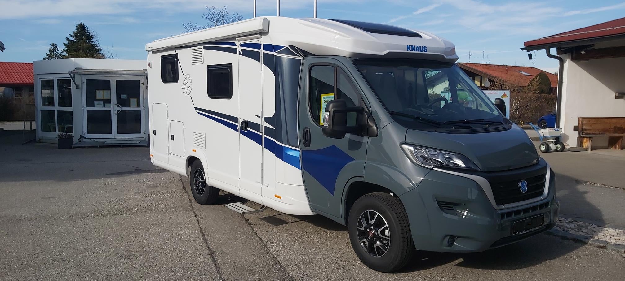 Wohnmobil mieten – Knaus Live Ti 650 MEG teilintegriert, 4 Sitze / 2 Schlafplätze