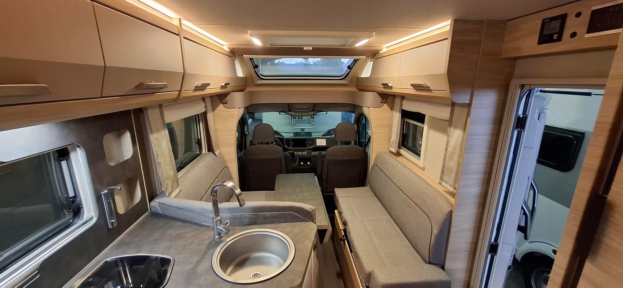 Wohnmobil mieten – Knaus Van Ti Plus 700 LF teilintegriert auf VW Crafter, 4 Sitze / 2 Schlafplätze – 3
