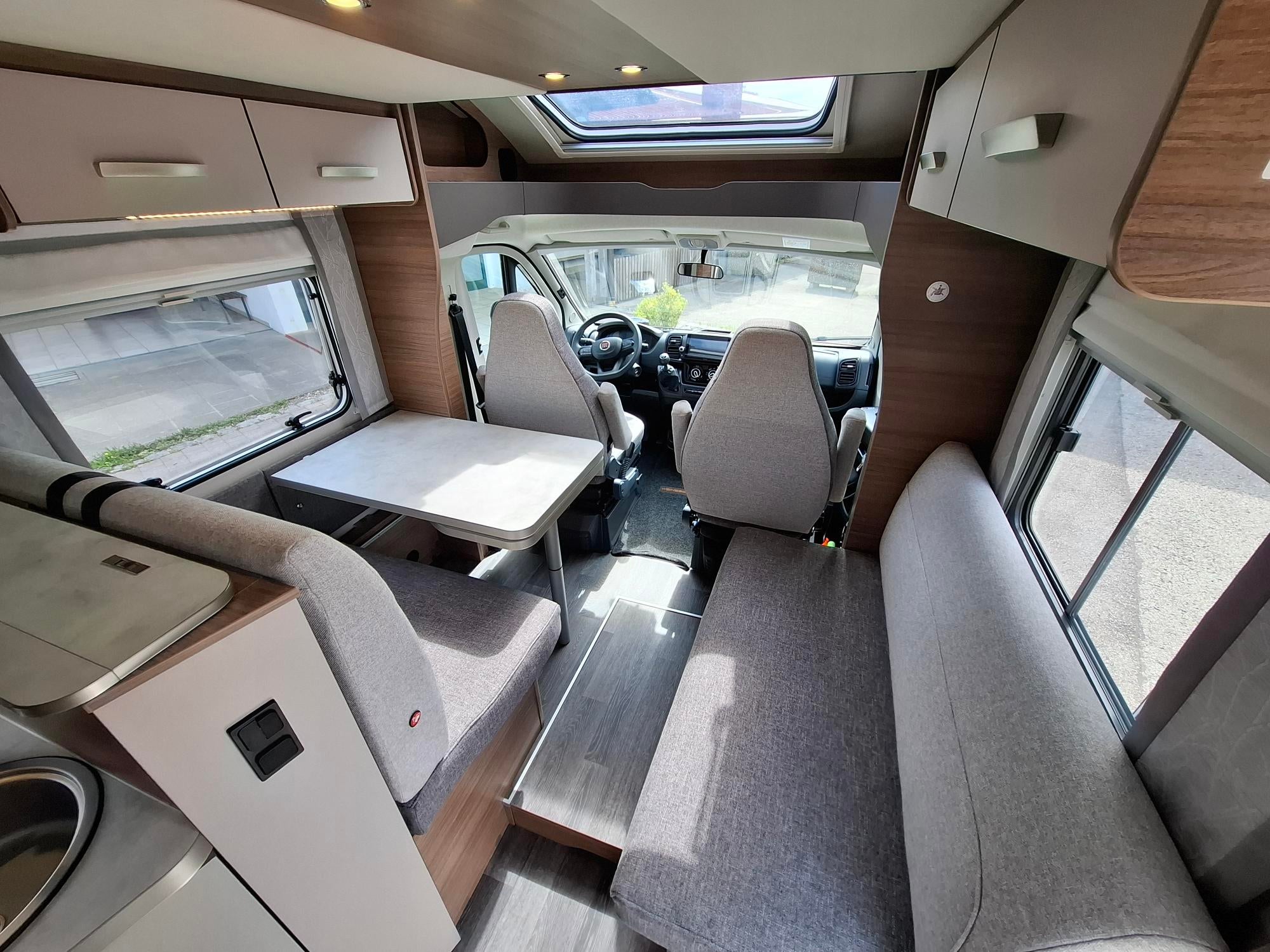 Wohnmobil mieten – Knaus Live Wave 650 MF teilintegriert, 4 Sitze / 4 Schlafplätze – 3
