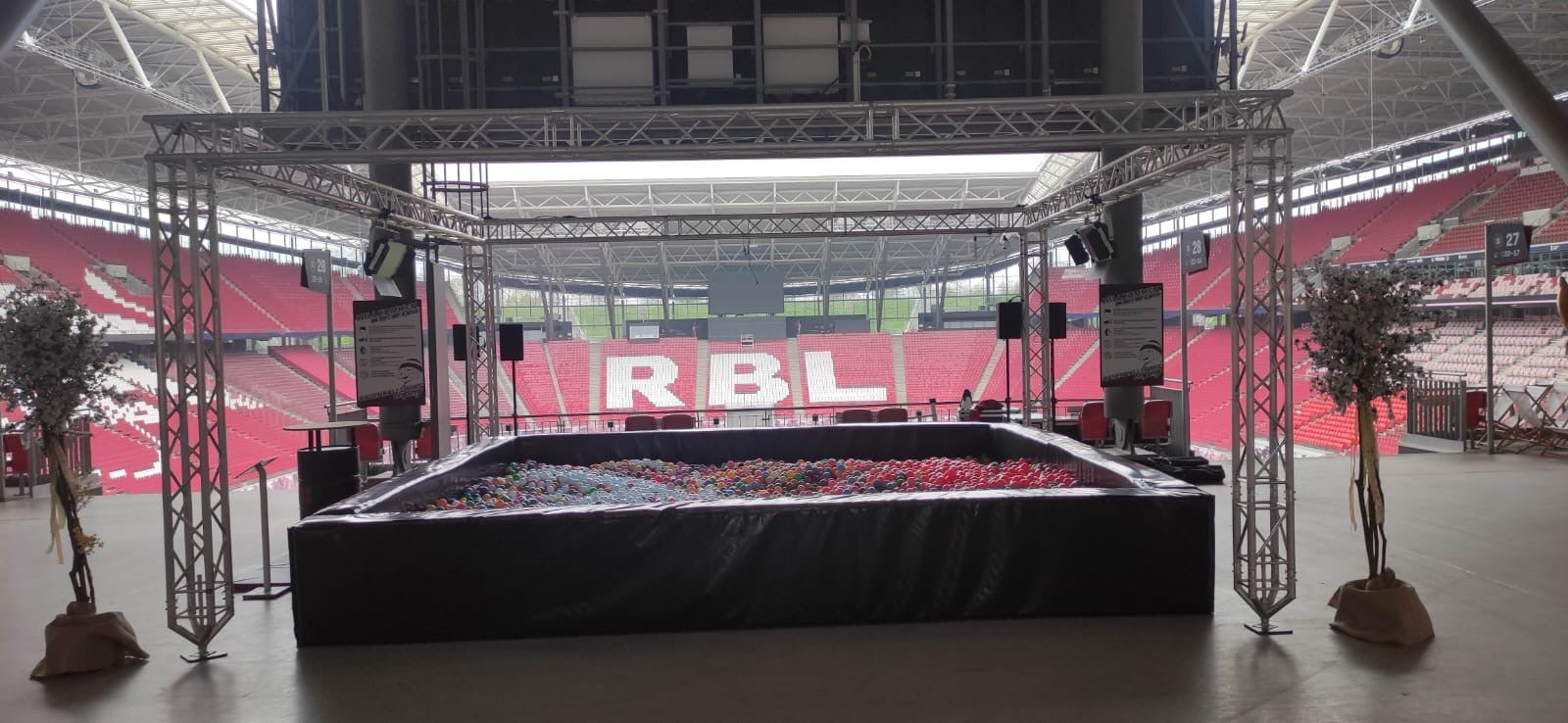Event-Bällebad 4×6×0,80 m mit 38.000 Bällen (Branding möglich) – 2