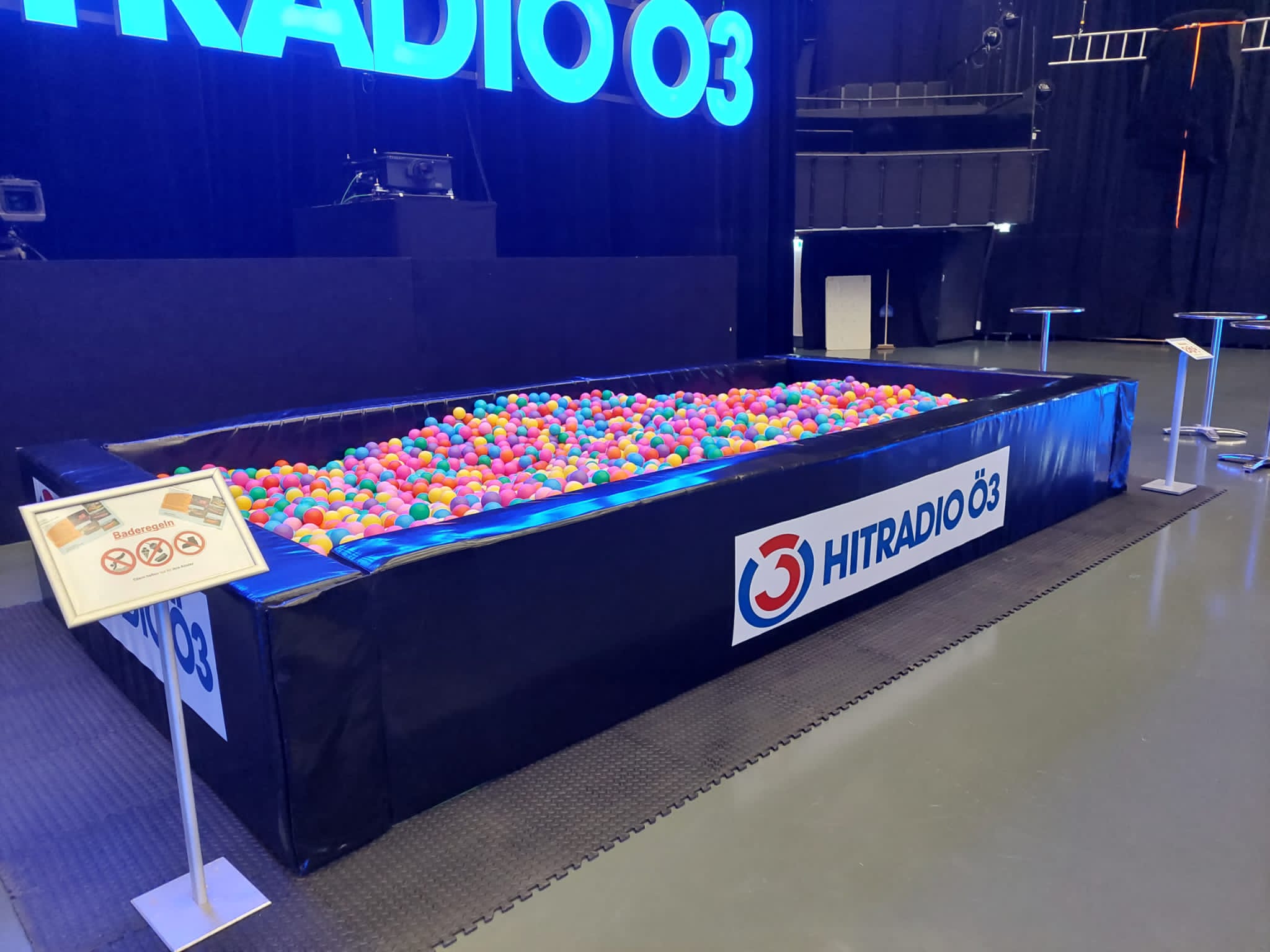 Event-Bällebad 3×4×0,80 m mit 27.000 Bällen (Branding möglich) – 3