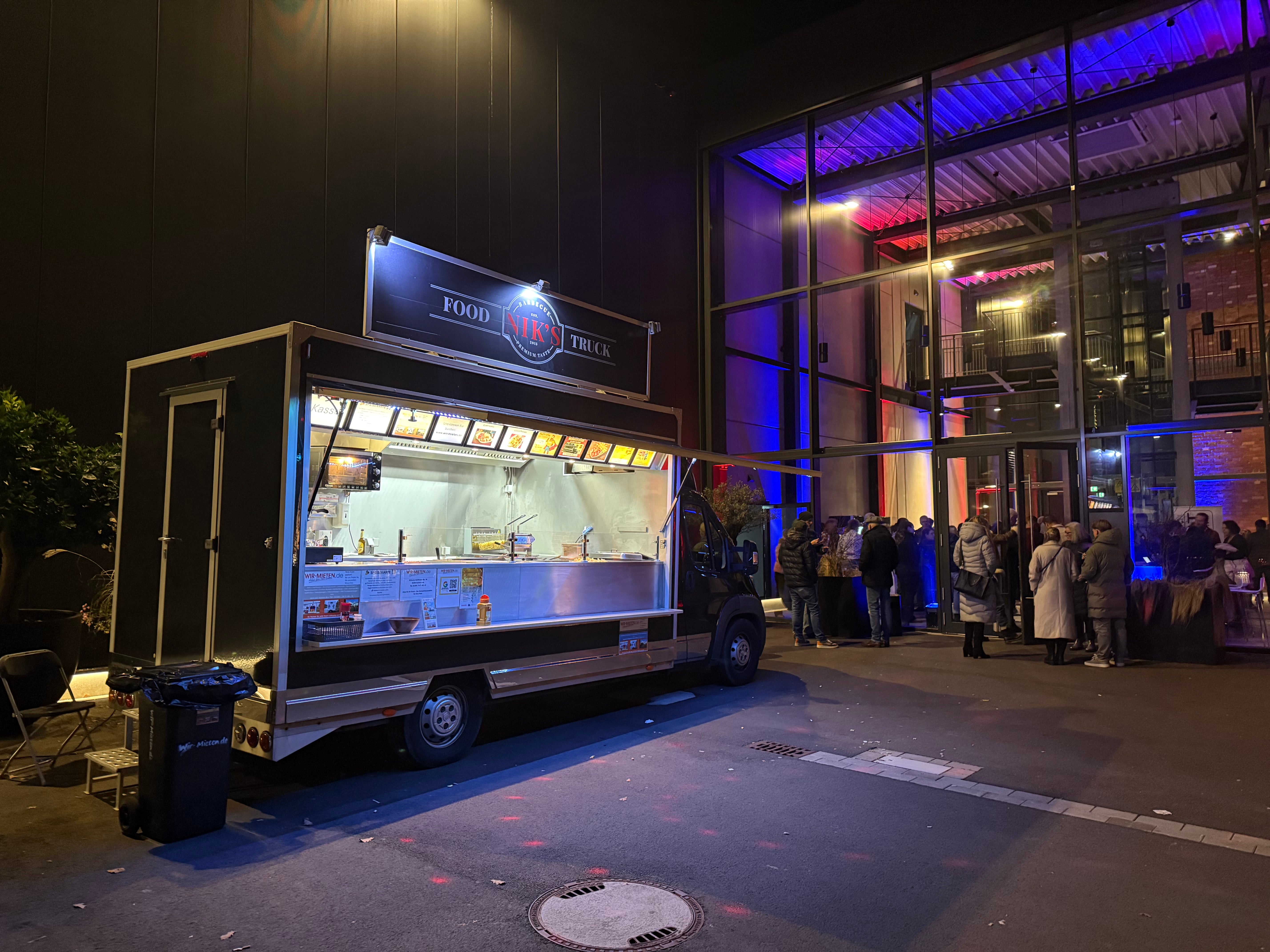 Imbisswagen mit Personal, Pommesbude, Catering, Feier, Geburtstag, Hochzeit, Polterabend, Imbissstand mieten, Imbisswagen mit Personal mieten, Verkaufsanhänger, Pommeswagen mieten, Foodtruck mieten, m – 4