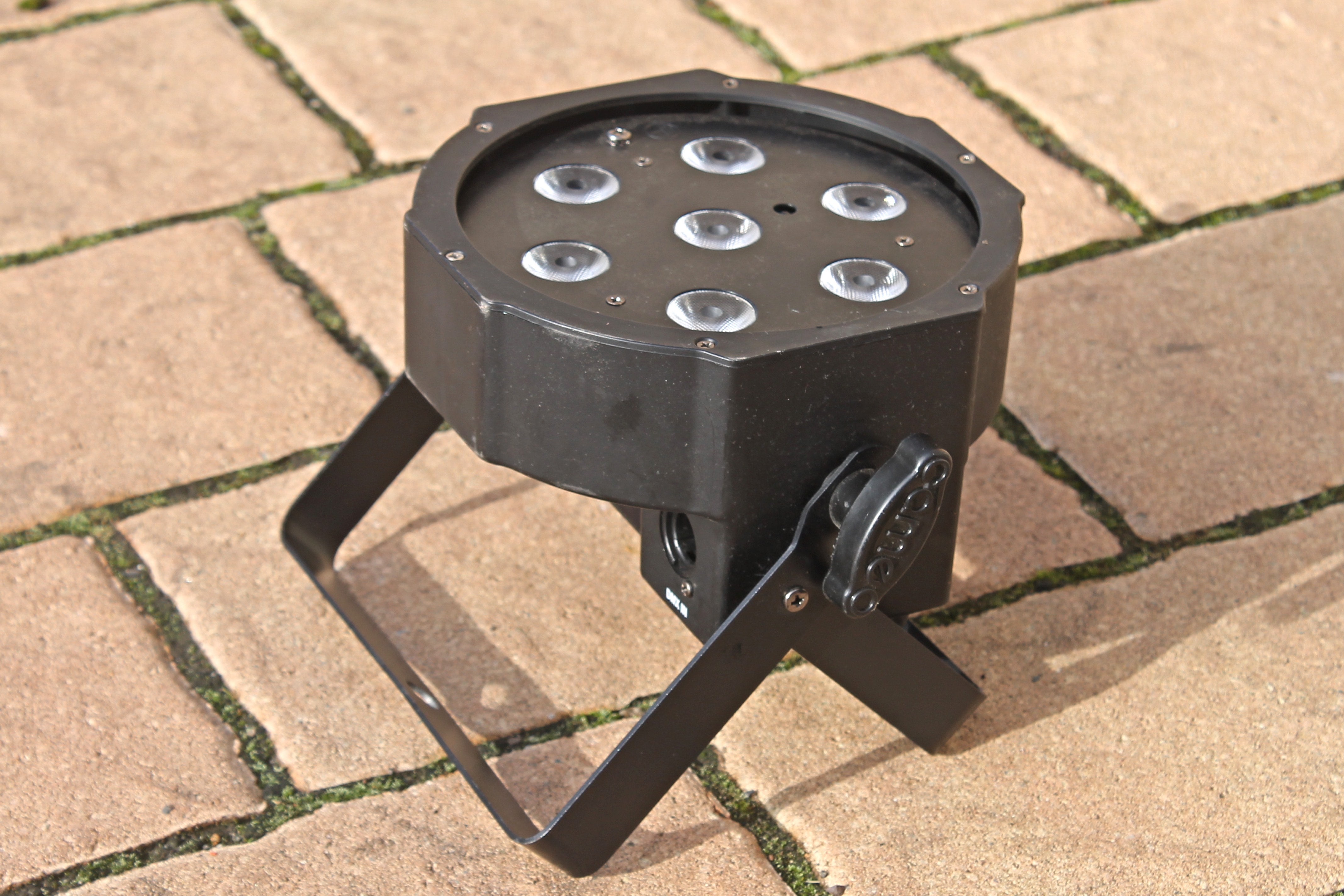 LED-Scheinwerfer mieten – Flat PAR CAN 7×3 W RGB Floorspot für Partybeleuchtung