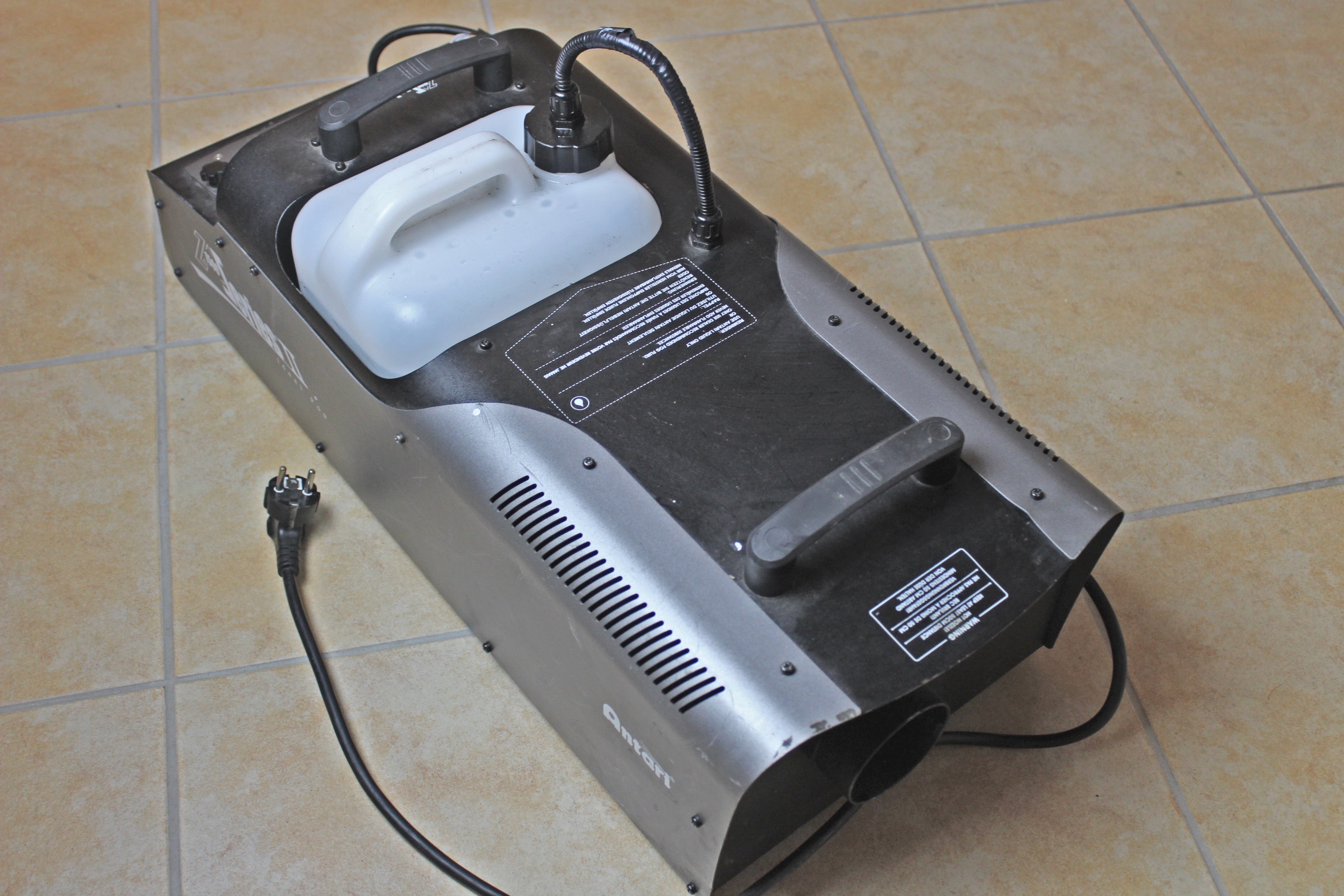 Nebelmaschine mieten – Antari Z-1500 inkl. 1 L Fluid für Events & Bühne