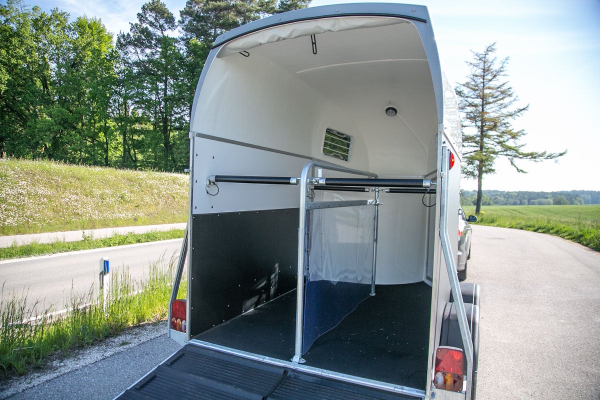 Pferdeanhänger mieten für 2 Pferde – mit Sattelkammer, 100 km/h – 3