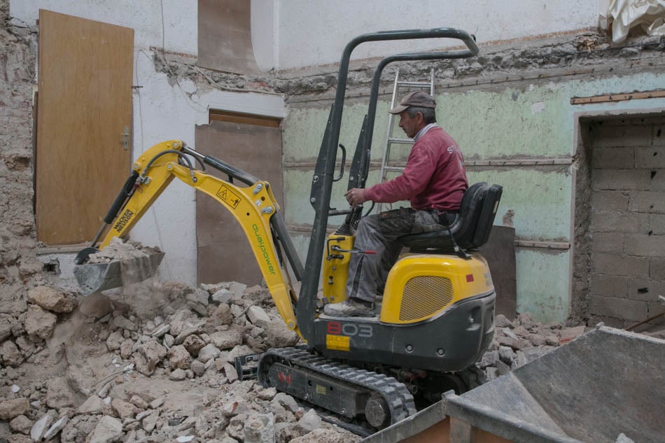 Minibagger 1,1 t Neuson 803 mieten – Microbagger mit verstellbarem Laufwerk