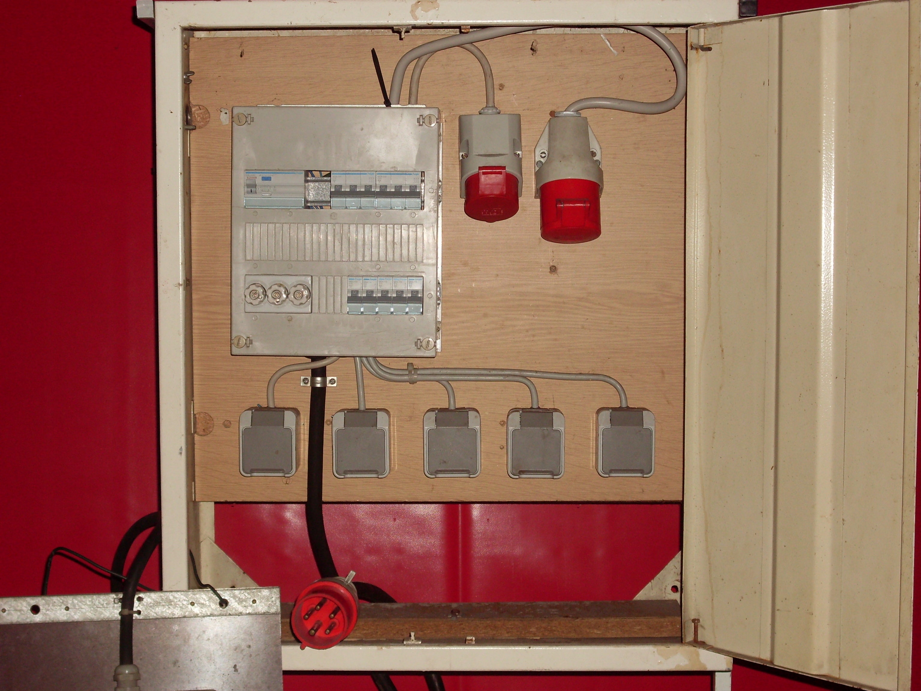 Baustromverteiler mieten – 32 A CEE, FI-gesichert, erweiterbar