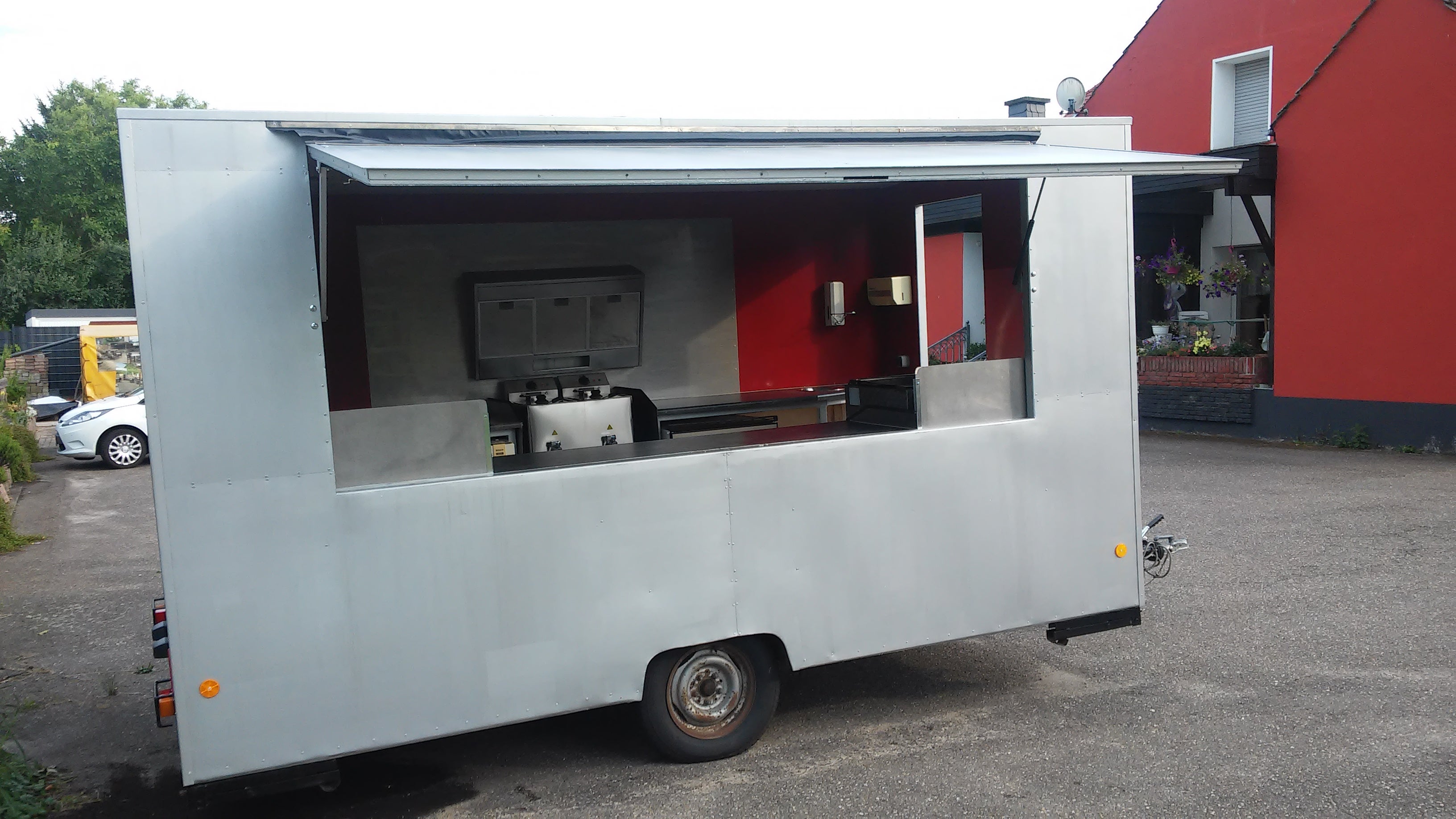 Imbisswagen mit Geräten mieten – Friteuse, Bräter, Kühlung – 2