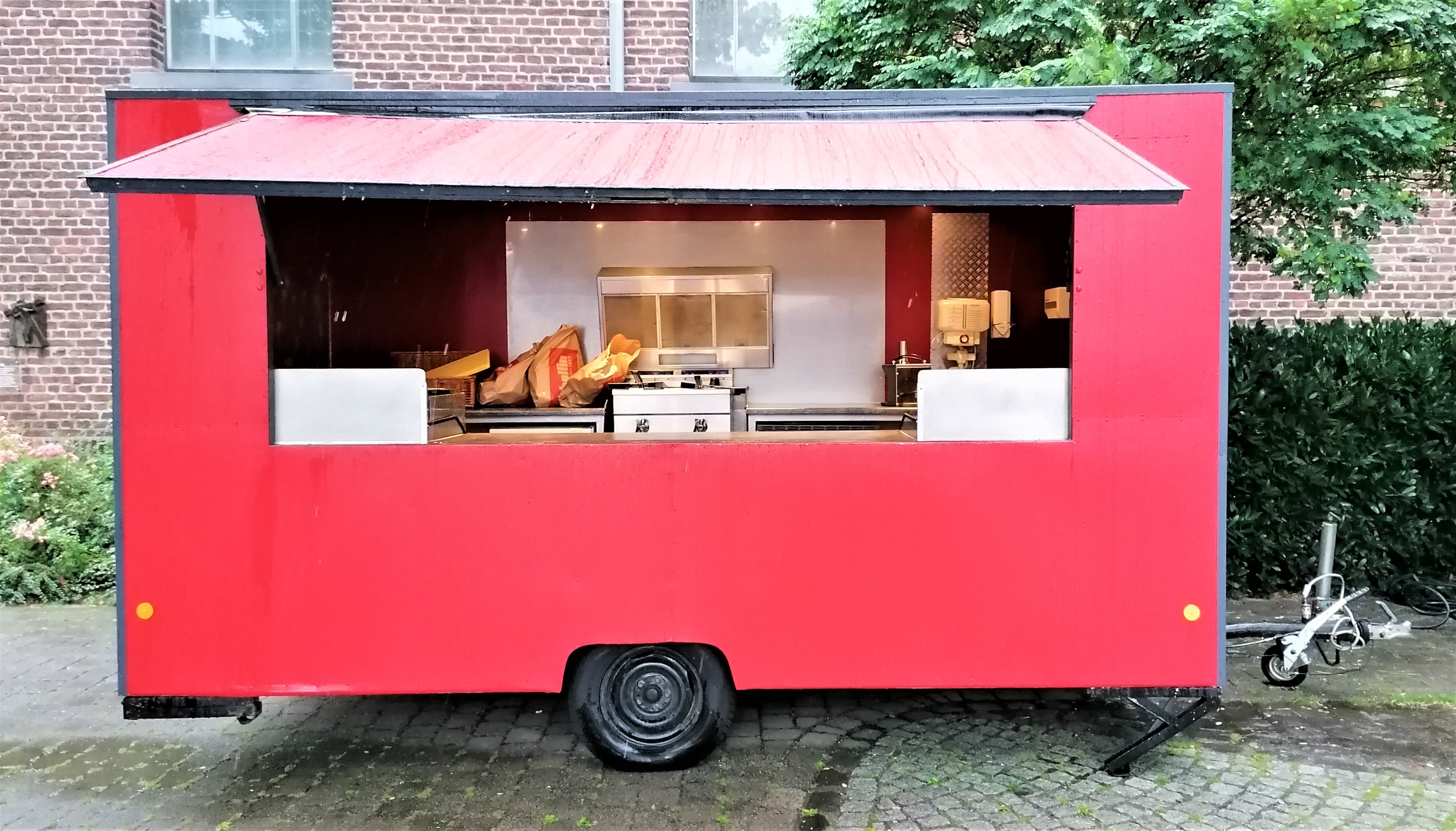 Imbisswagen mit Geräten mieten – Friteuse, Bräter, Kühlung