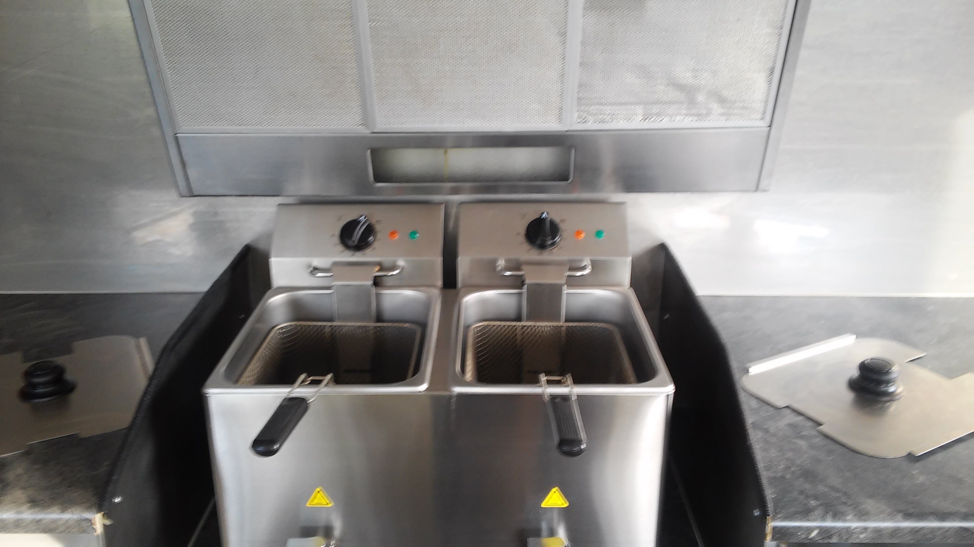 Imbisswagen mit Geräten mieten – Friteuse, Bräter, Kühlung – 4