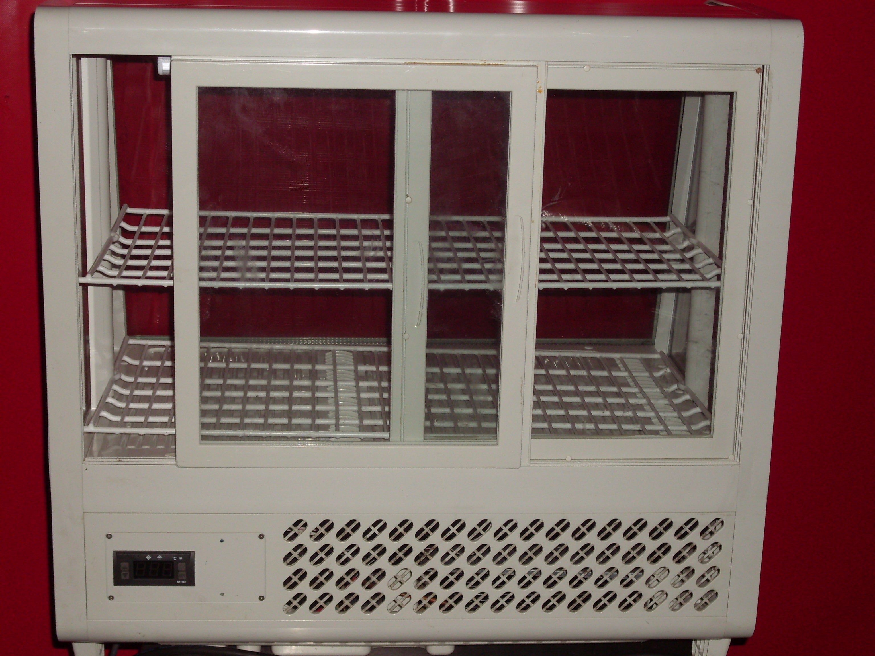 Kühlvitrine mieten – Tisch-Kühlvitrine für Theke & Buffet – 2