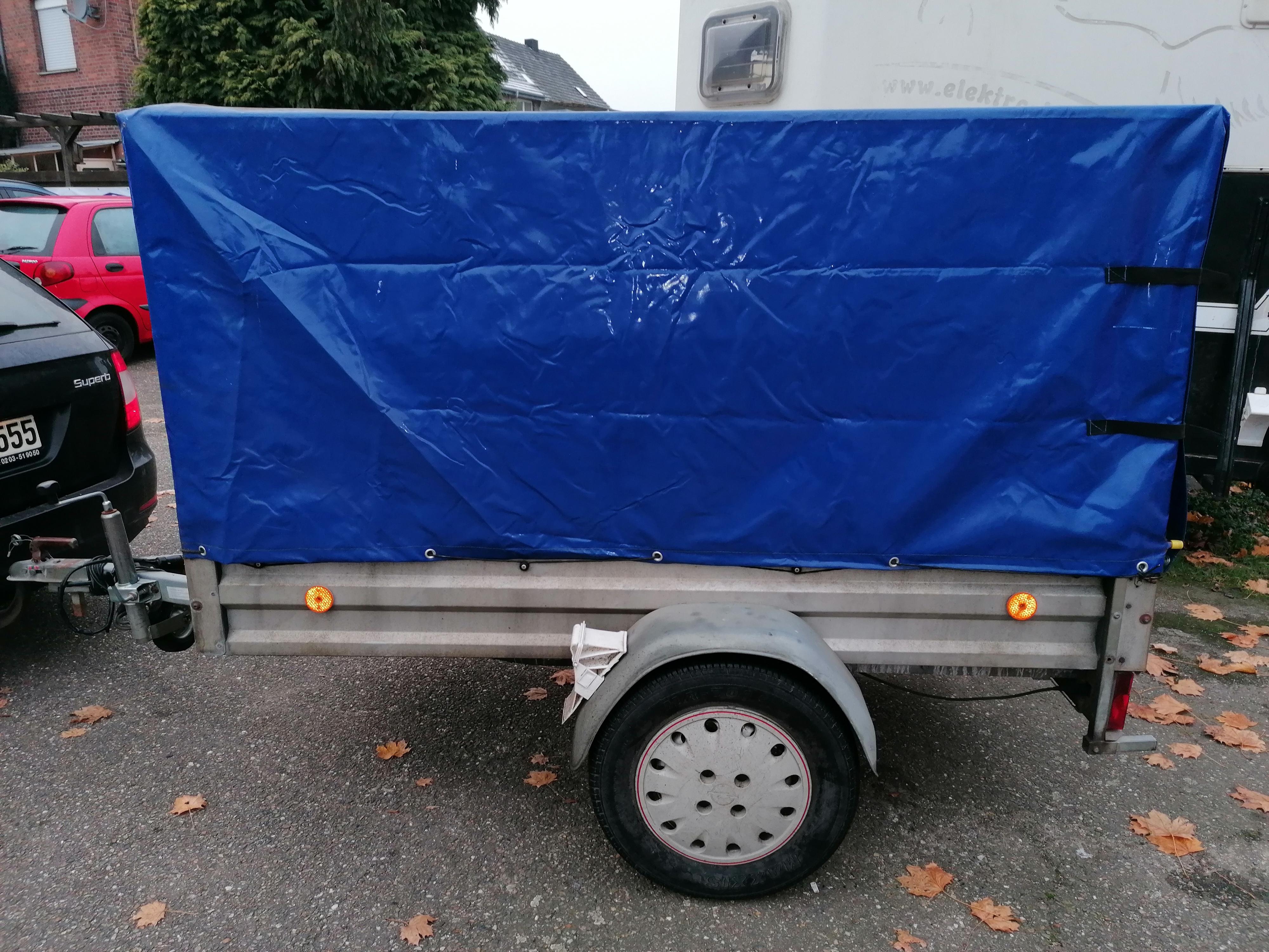PKW-Anhänger mieten – 750 kg, wendig, mit Planenaufbau