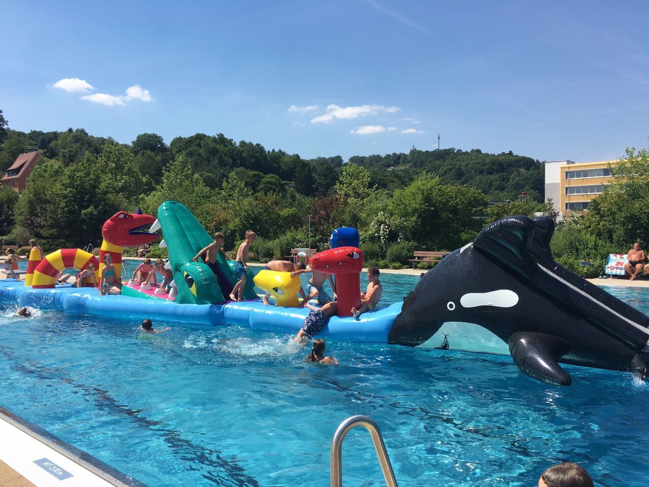Wasserhindernis-Parcours "Seamonster" mieten - 16 m Wasserbahn für Pool & See