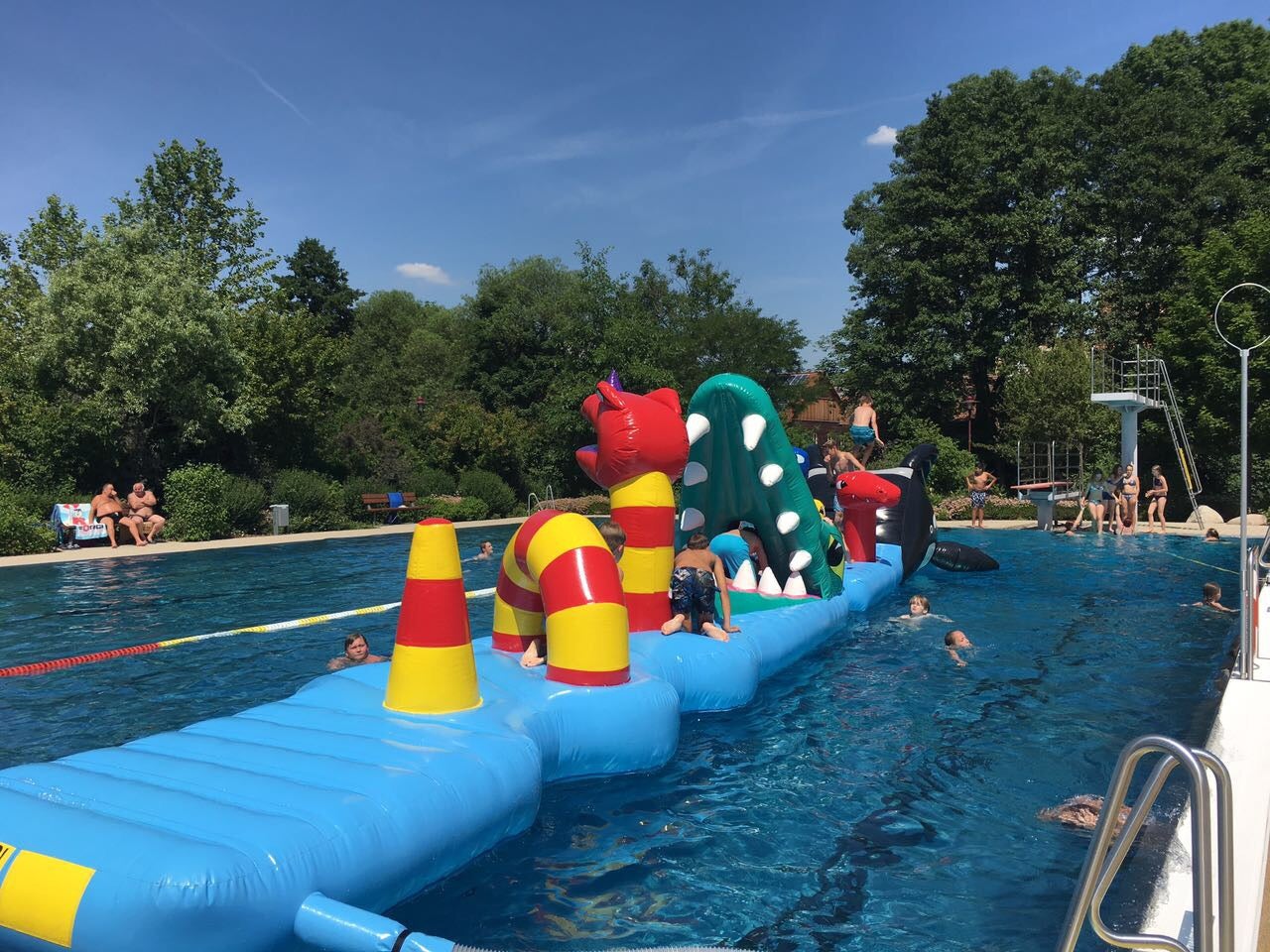 Wasserhindernis-Parcours "Seamonster" mieten - 16 m Wasserbahn für Pool & See – 3