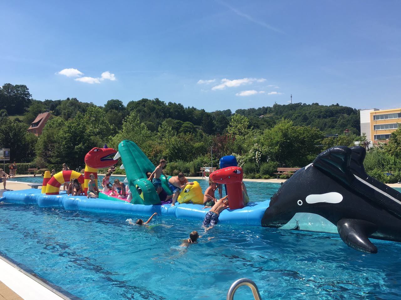 Wasserhindernis-Parcours "Seamonster" mieten - 16 m Wasserbahn für Pool & See – 2