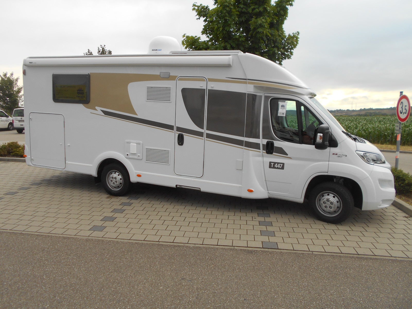 Wohnmobil mieten – Carado T 447 Fiat Ducato 130 PS, 4 Sitze, 2-4 Schlafplätze – 3