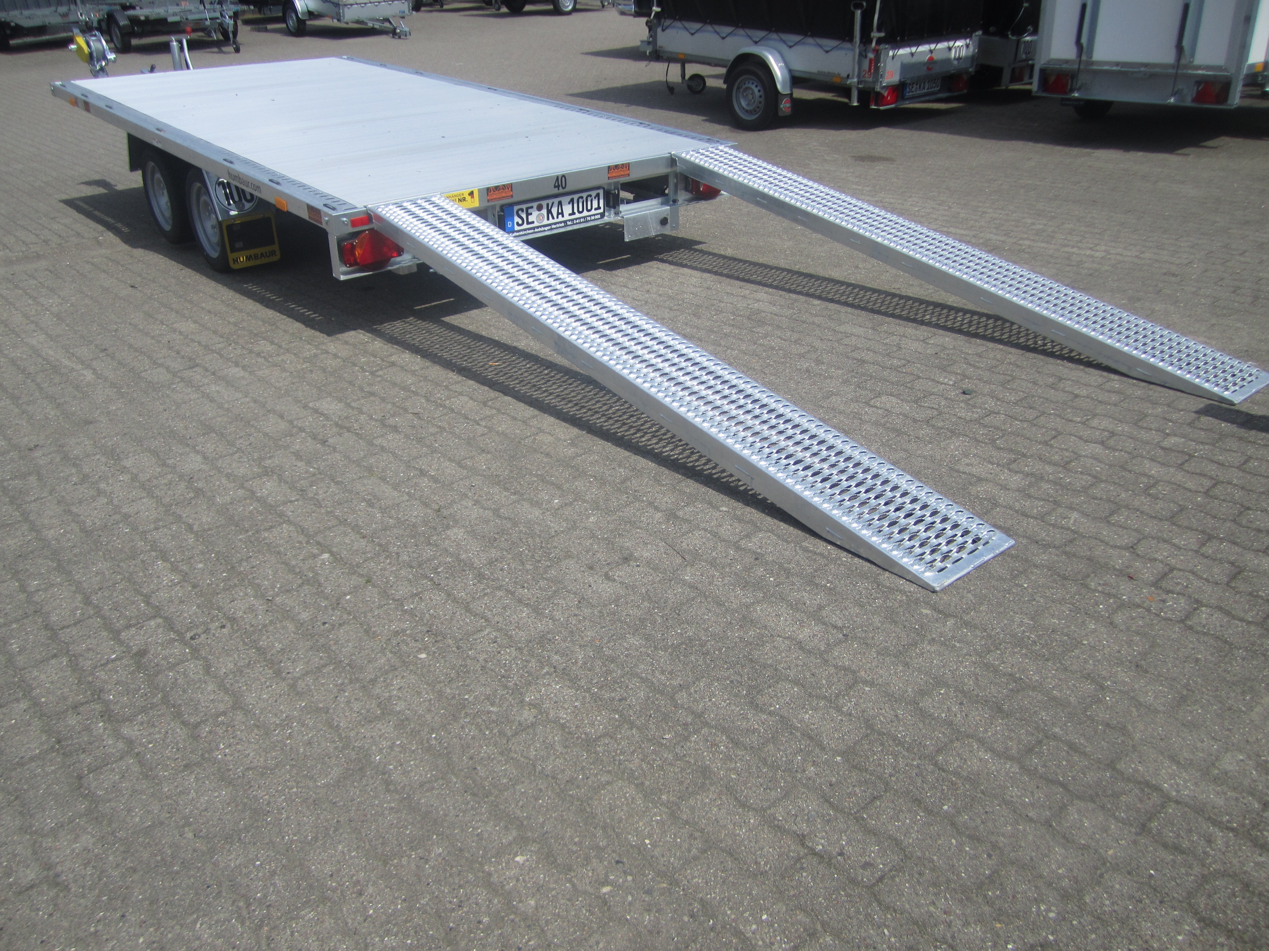 Universal Trailer 4x2 m 3,5 t mit Rampen und Winde. PKW Anhänger mieten