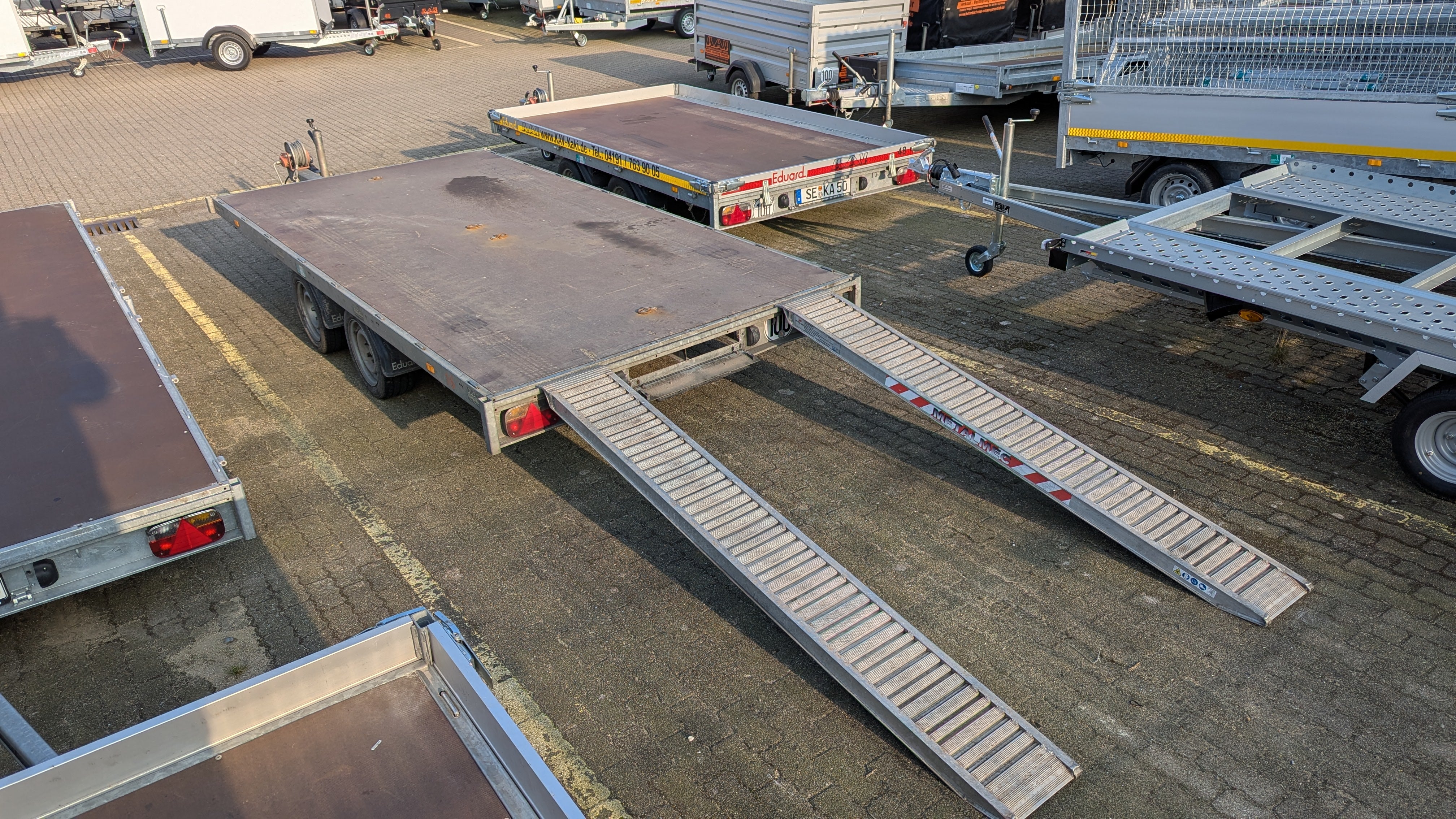 Universal Trailer 4x2 m 3,5 t mit Rampen und Winde. PKW Anhänger mieten – 2