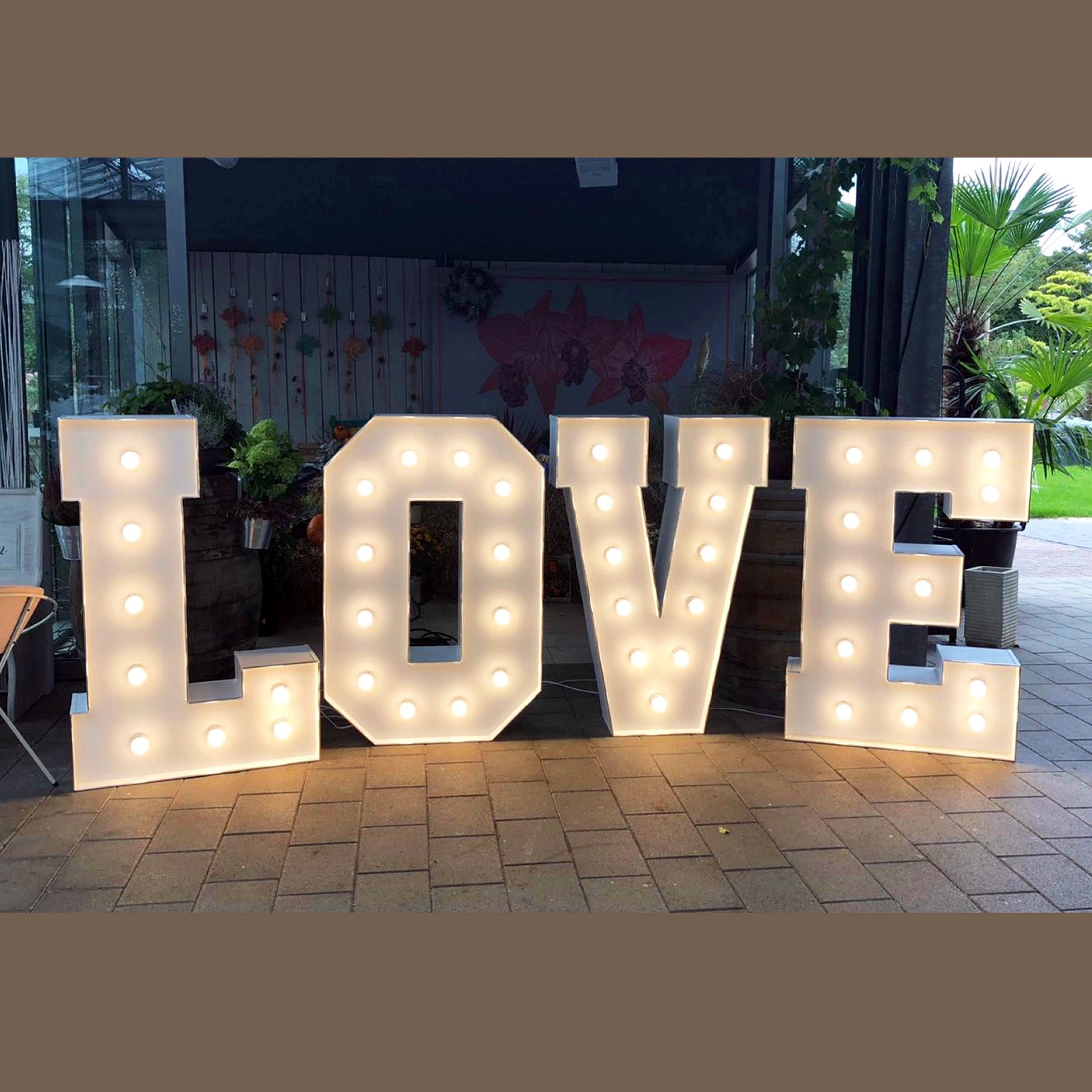 XXL LED Love-Buchstaben mieten – Mr & Mrs Leuchtbuchstaben mit Farbwechsel – 3