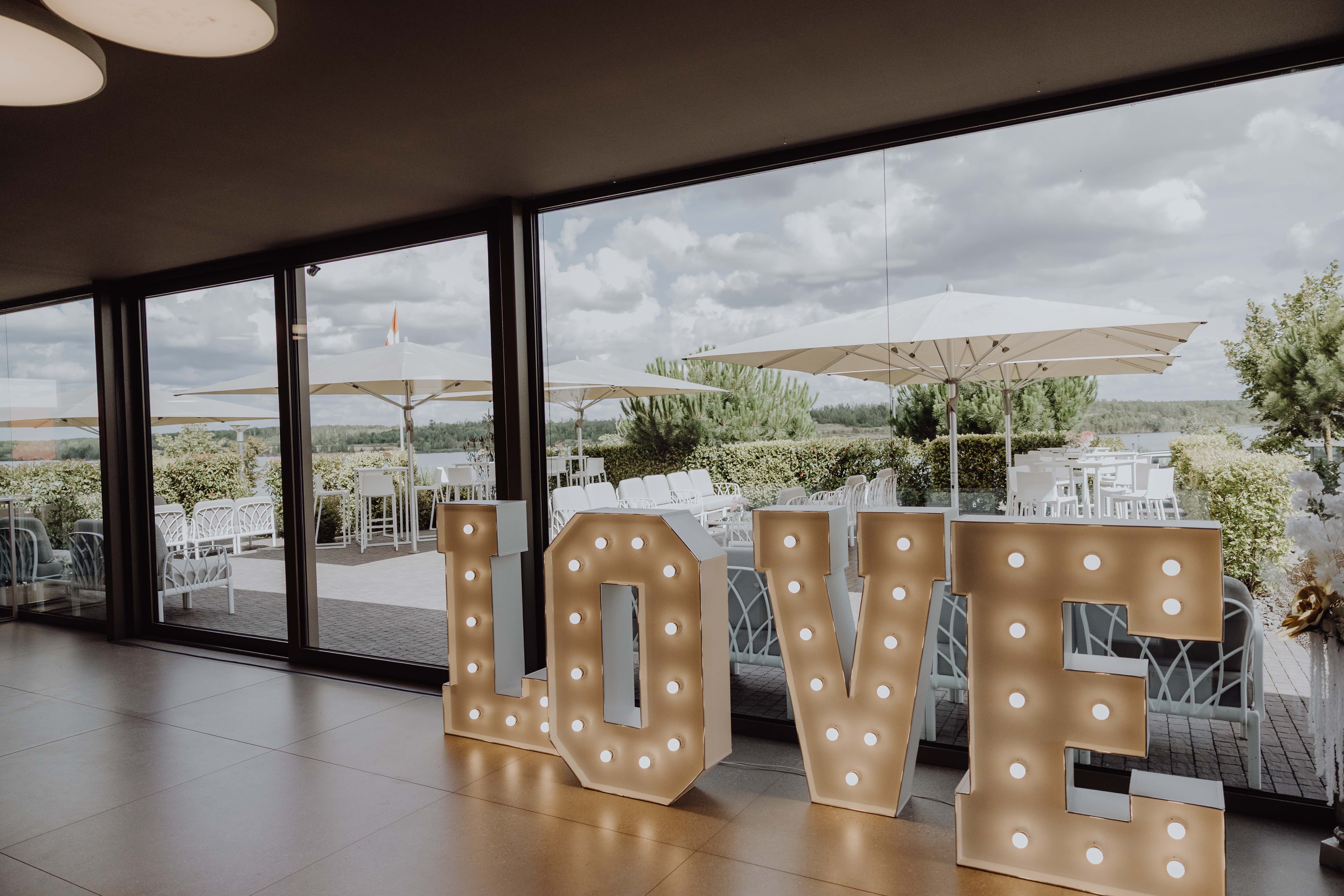 XXL LED Love-Buchstaben mieten – Mr & Mrs Leuchtbuchstaben mit Farbwechsel – 4