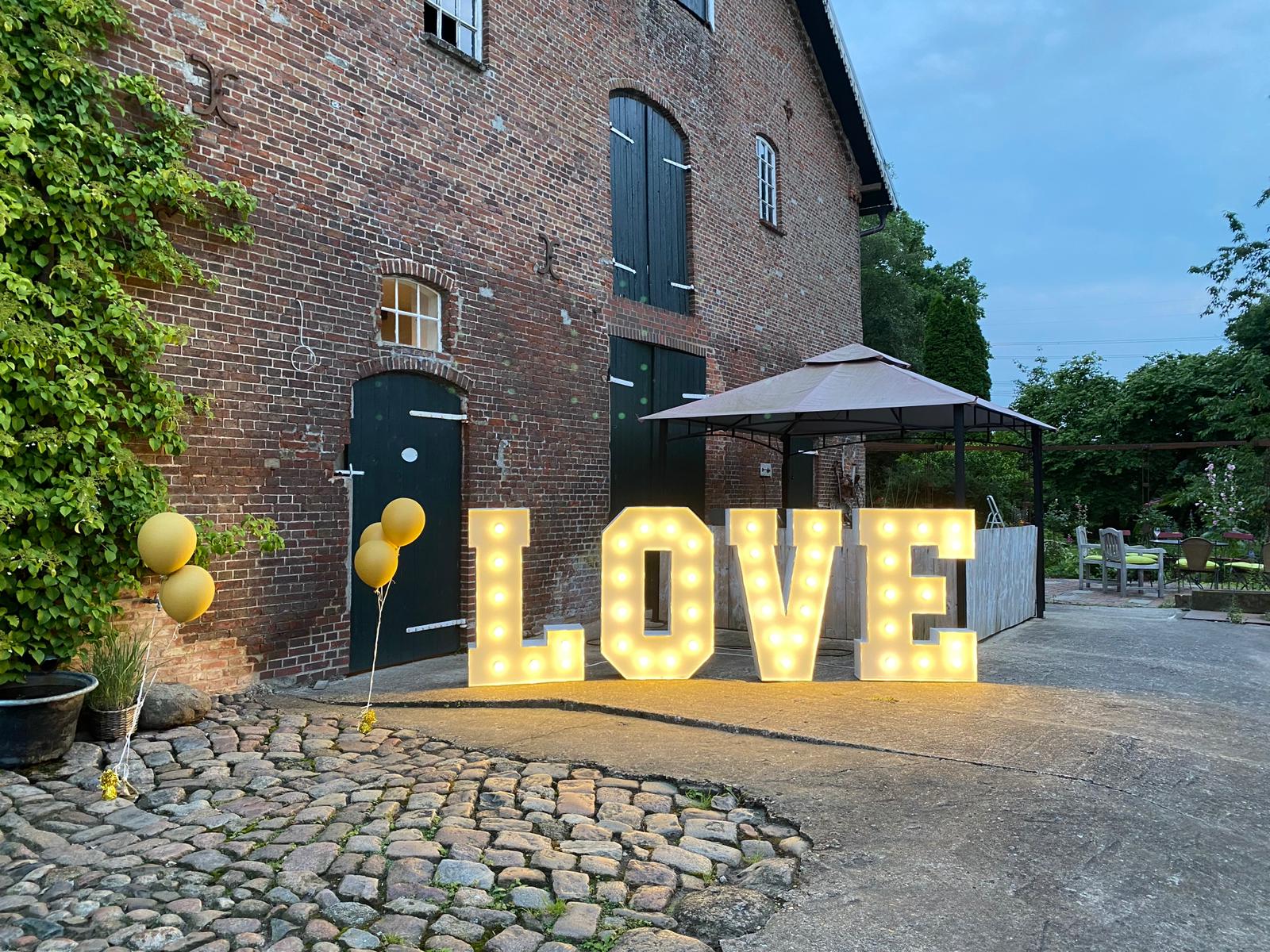 XXL LED Love-Buchstaben mieten – Mr & Mrs Leuchtbuchstaben mit Farbwechsel – 2