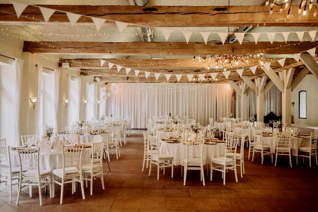 Hochzeitsstühle mieten – Chiavari, Crossback, Lucy Wire & Klappstuhl – 4