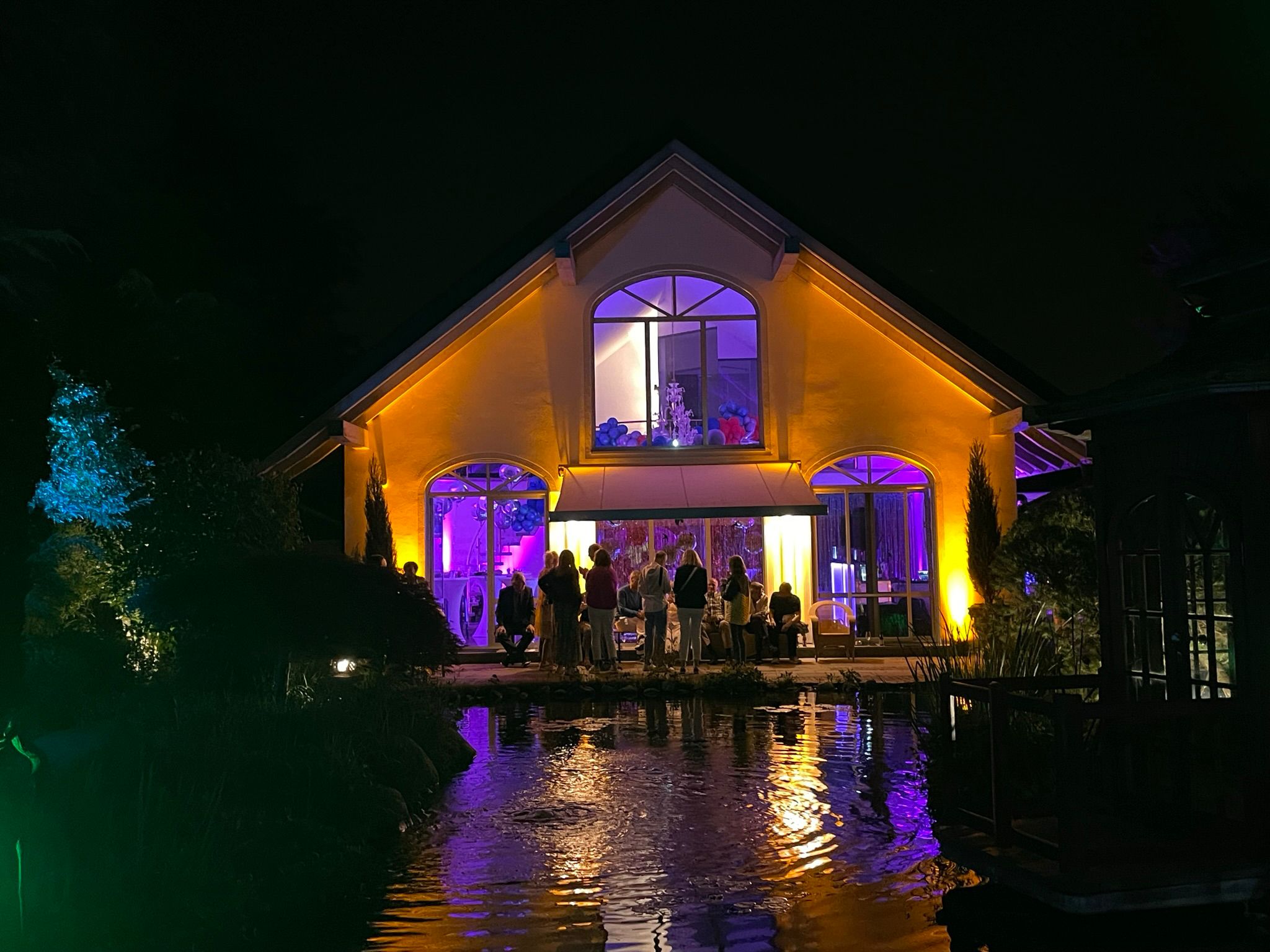LED Outdoor Strahler RGB mieten – IP65 Scheinwerfer mit Fernbedienung