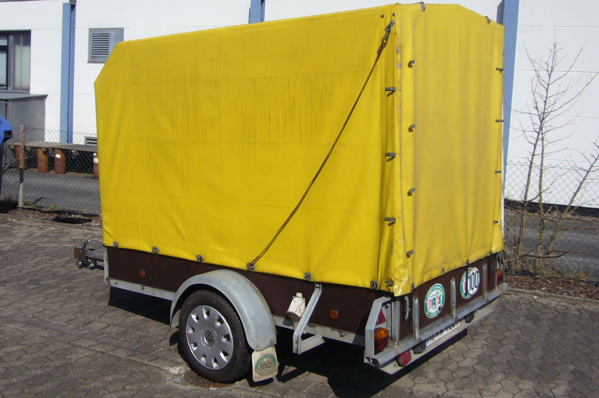 PKW-Anhänger mit Hochplane mieten – 100 km/h-Zulassung, ca. 750 kg Nutzlast