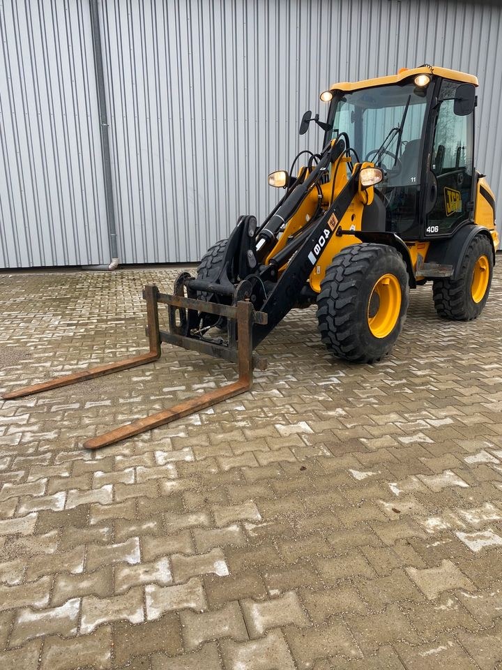 Radlader 4700 kg JCB 406 mit Palettengabel mieten bei menzinger – 3