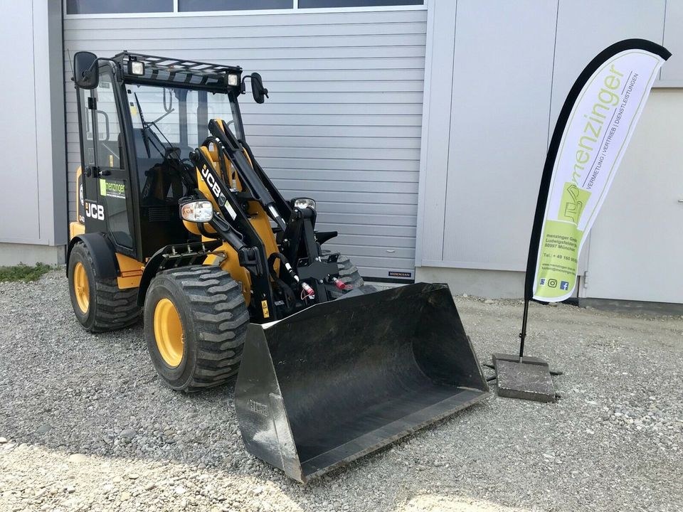 Radlader 2500 kg kompakt JCB 403 mit Schaufel mieten bei menzinger – 2
