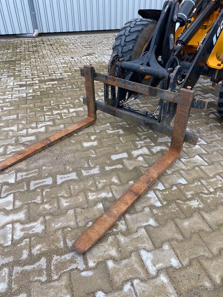 Radlader 4700 kg JCB 406 mit Palettengabel mieten bei menzinger – 4