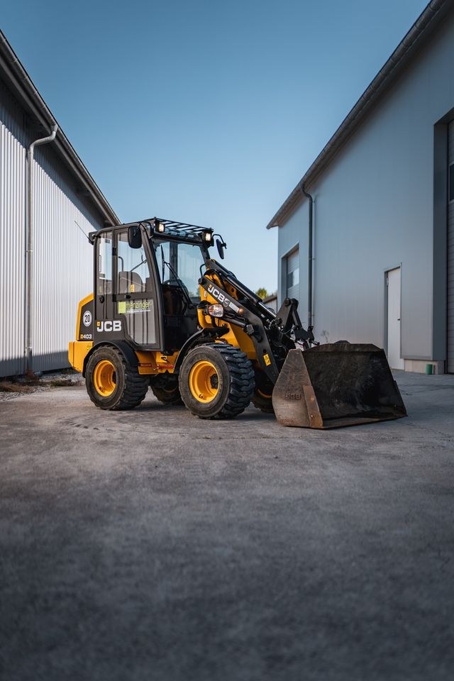 Radlader 2500 kg kompakt JCB 403 mit Schaufel mieten bei menzinger