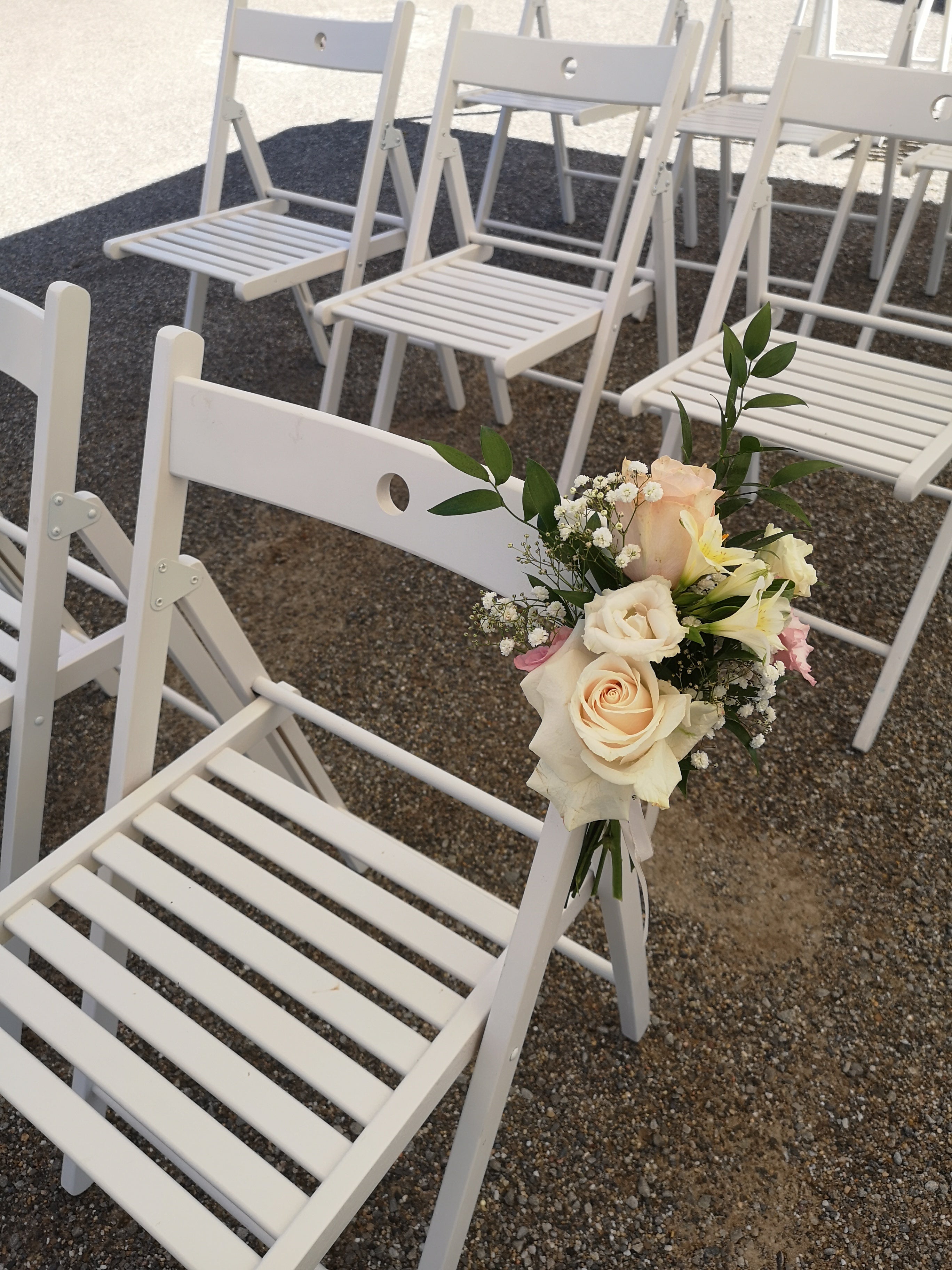 Klappstuhl weiß mieten – stilvoll für freie Trauung, Hochzeit & Event
