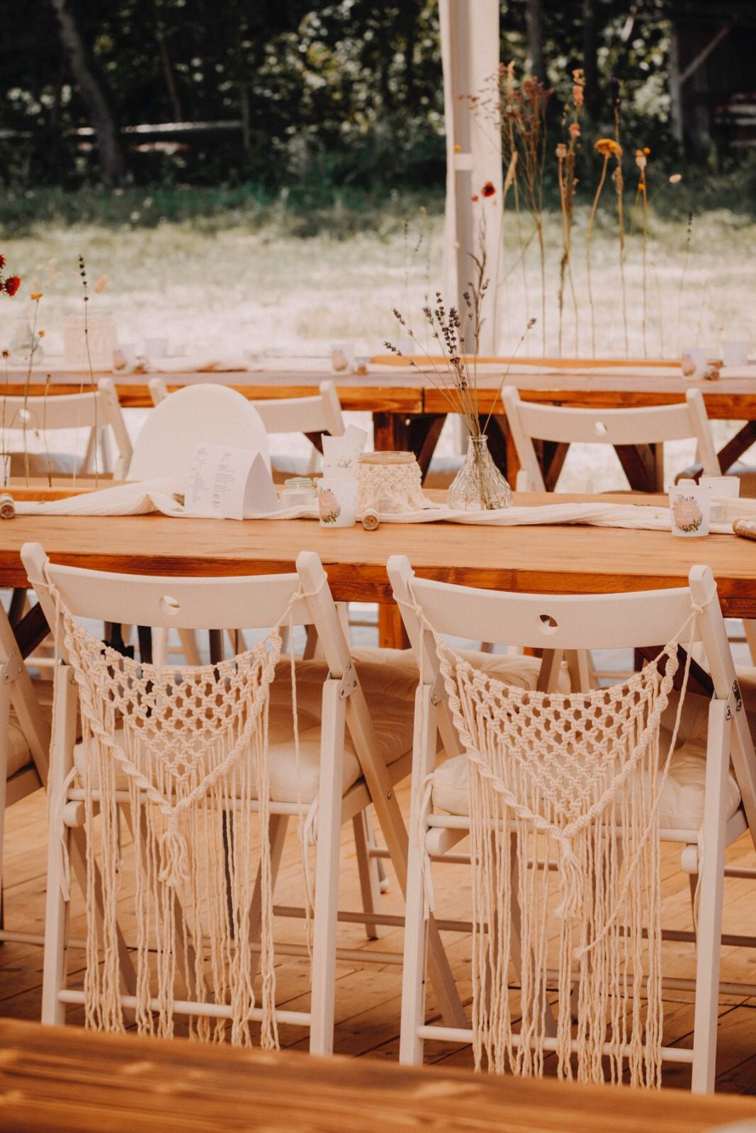 Klappstuhl weiß mieten – stilvoll für freie Trauung, Hochzeit & Event – 2
