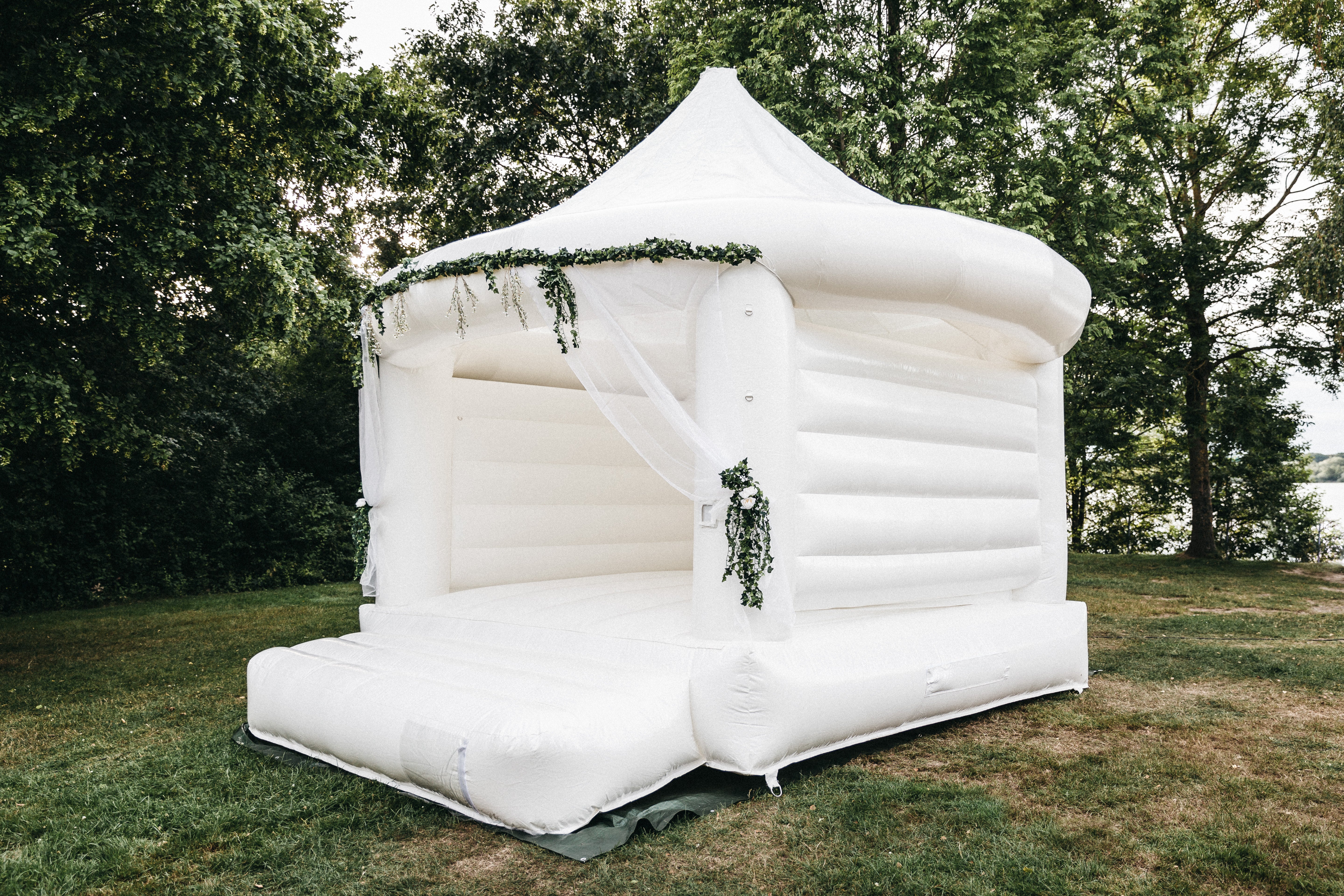 Hochzeitshüpfburg weiß 4x5m mieten – inkl. Gebläse, für Hochzeiten