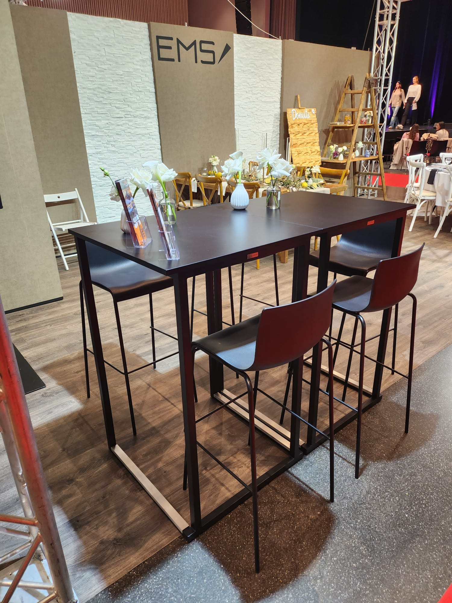Stehtisch „Kubo“ eckig mieten – modern in Schwarz oder Weiß, 70x70cm – 3
