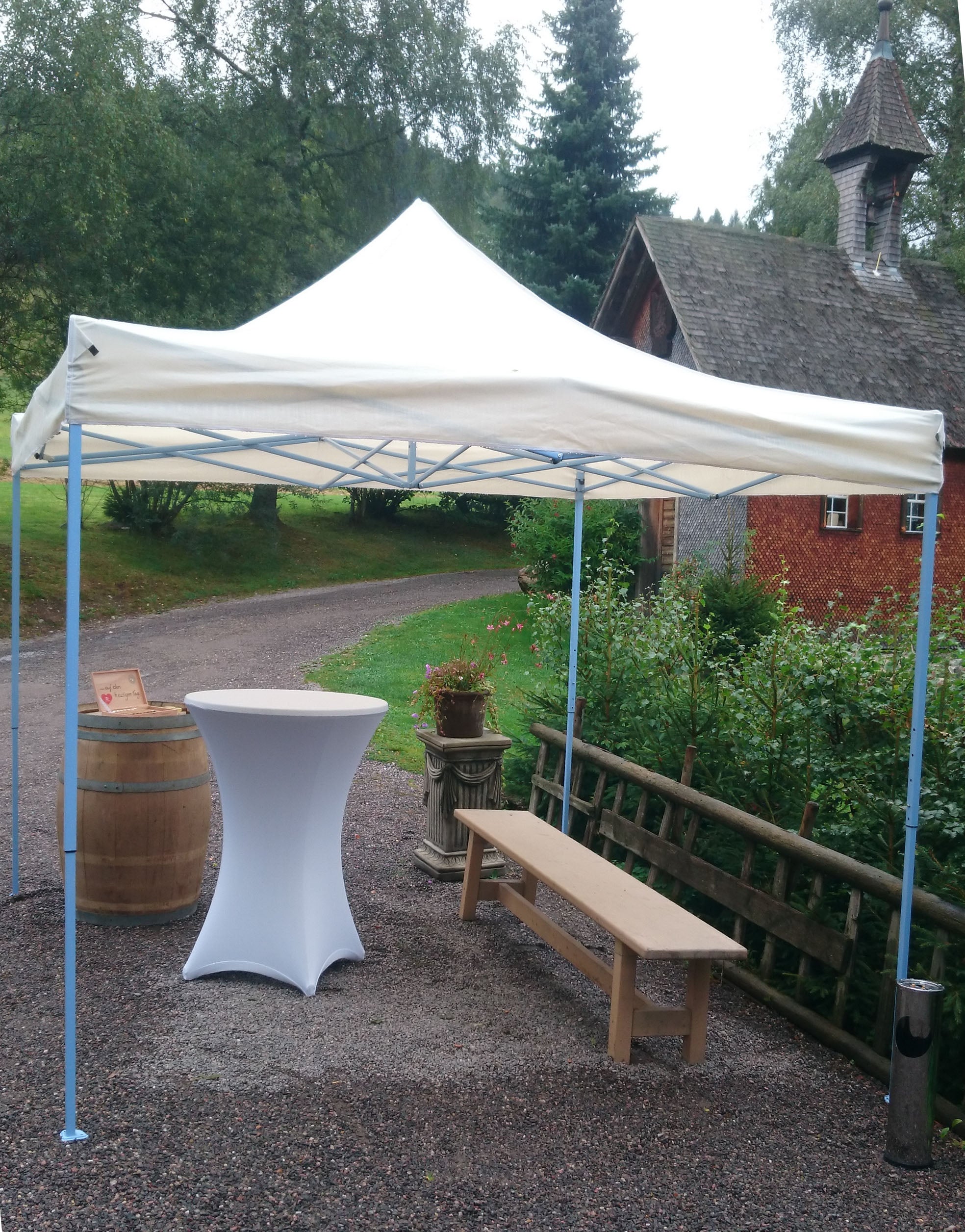 Stehtisch rund Ø80cm mieten – Bistrotisch inkl. Husse schwarz oder weiß