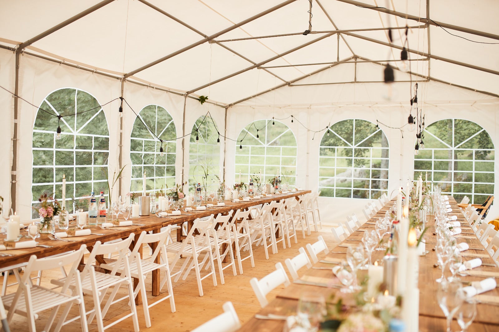 Klappstuhl weiß mieten – stilvoll für freie Trauung, Hochzeit & Event – 3
