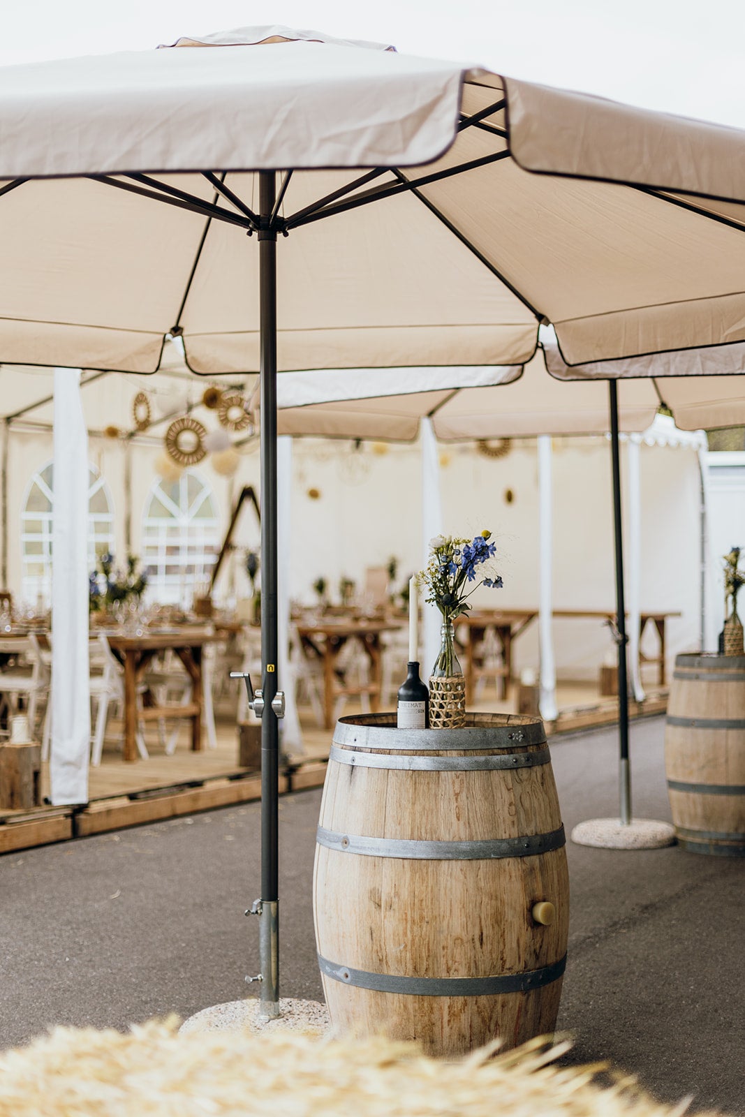 Stehtisch rund Ø80cm mieten – Bistrotisch inkl. Husse schwarz oder weiß – 4