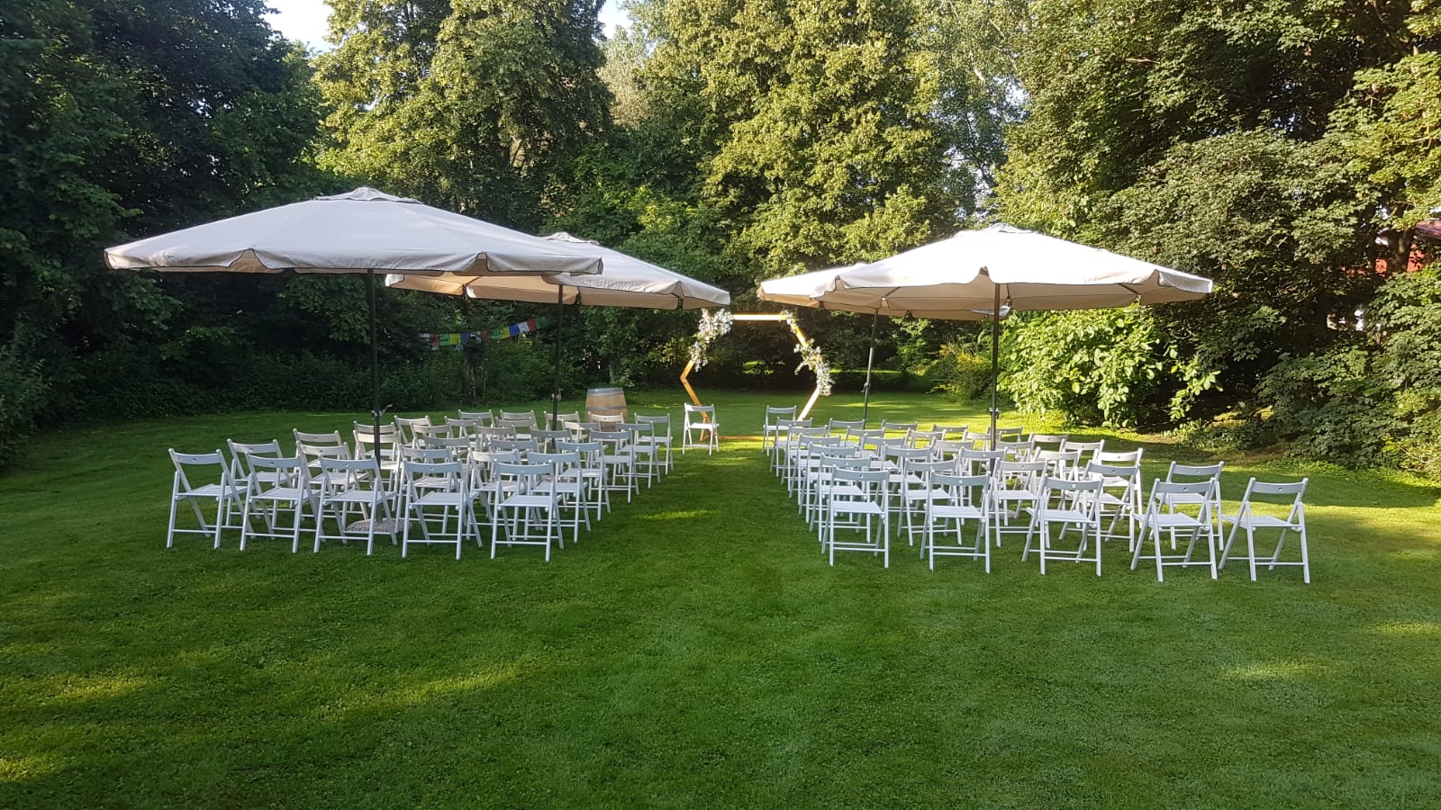 Sonnenschirm 4m mieten – große Gastro-Sonnenschirme in Beige & Weiß