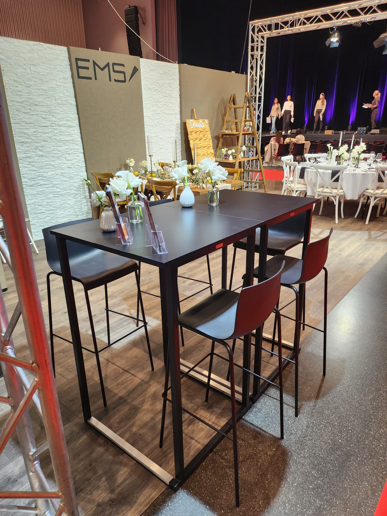 Barhocker schwarz mieten – zeitlos & bequem für Events und Stehtische