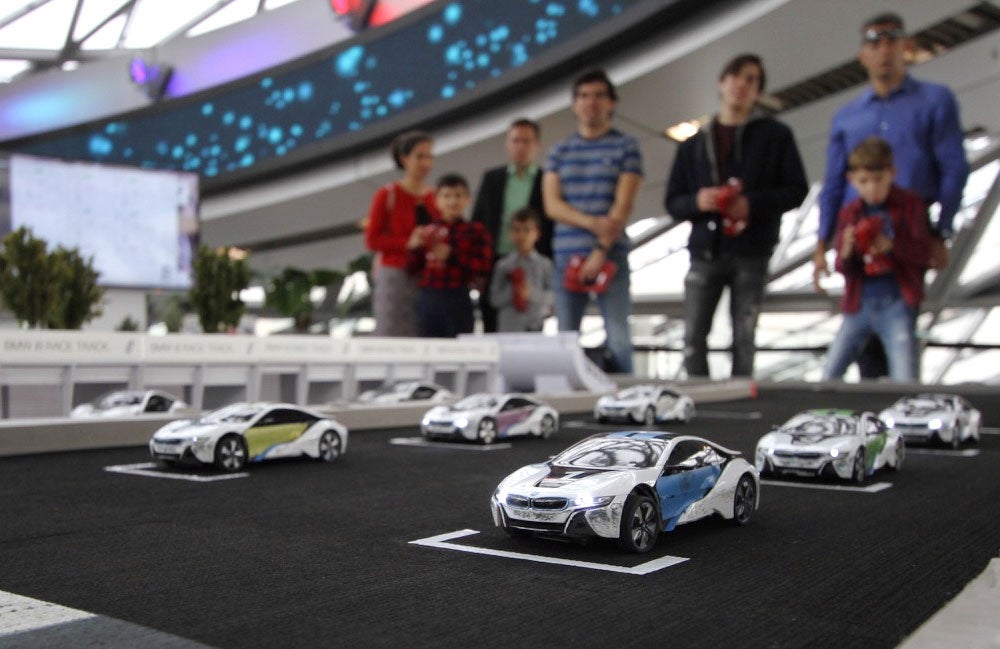 Racer Parcours mieten | ferngesteuerte Autorennbahn 1/24 | Rennstrecke für Events