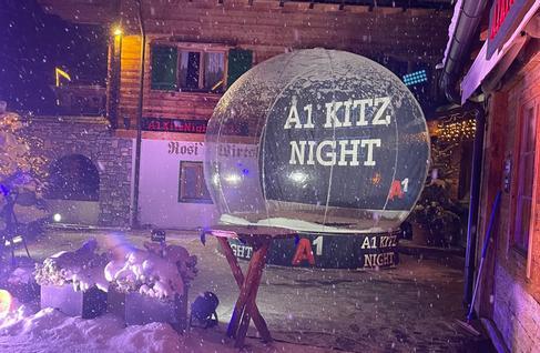 Riesen Schneekugel mieten | begehbare XL Snowglobe | aufblasbare Schneekugel mit Schneefall – 4