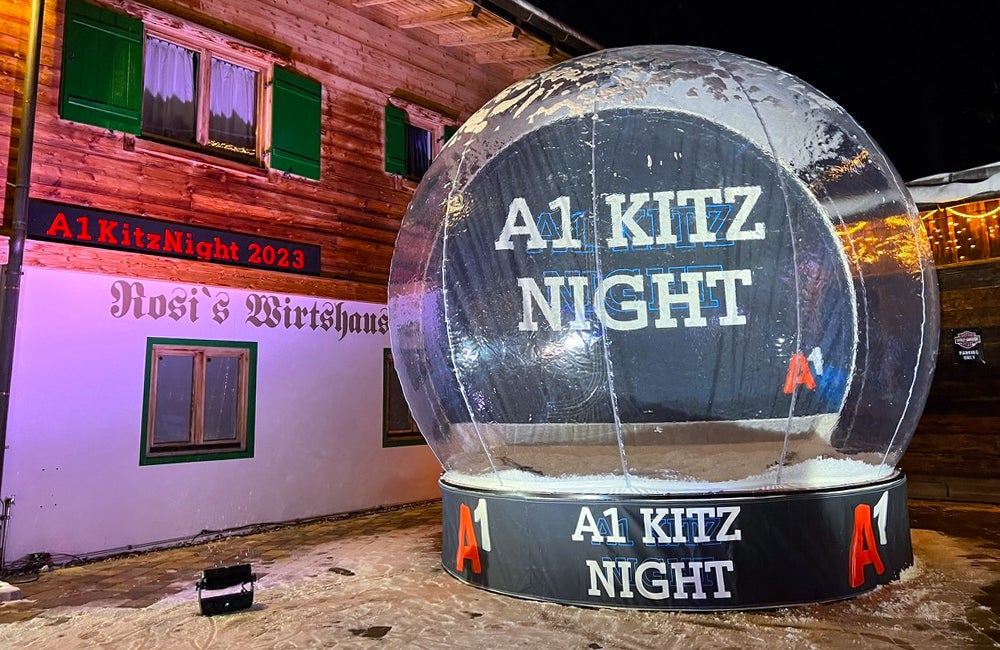 Riesen Schneekugel mieten | begehbare XL Snowglobe | aufblasbare Schneekugel mit Schneefall