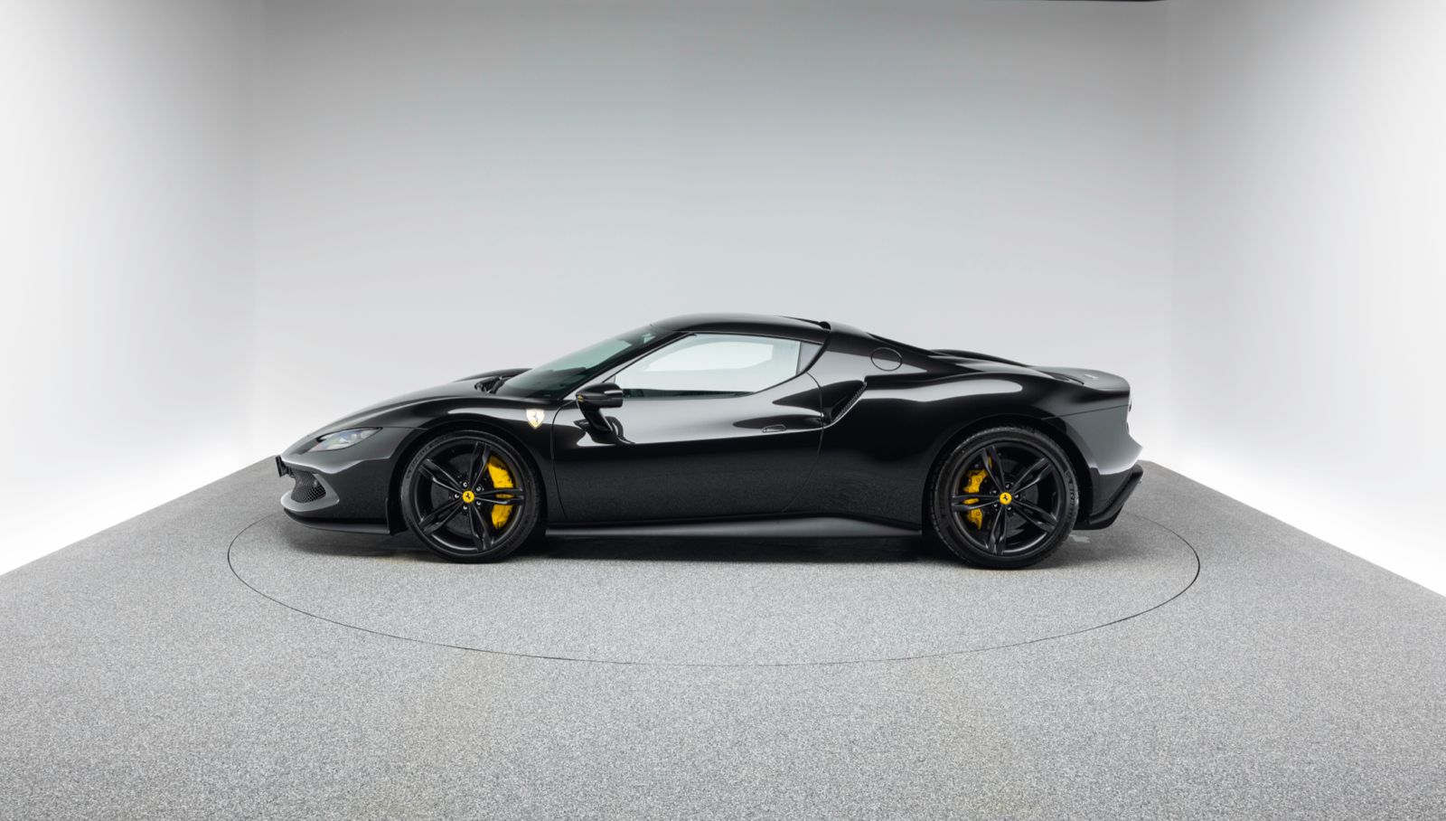 Ferrari 296 GTS mieten bei Black & Ride