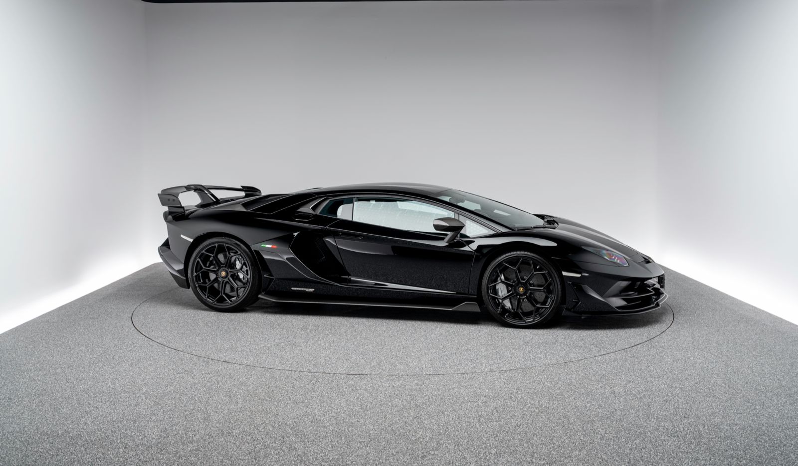 Lamborghini Aventador SVJ mieten bei Black & Ride