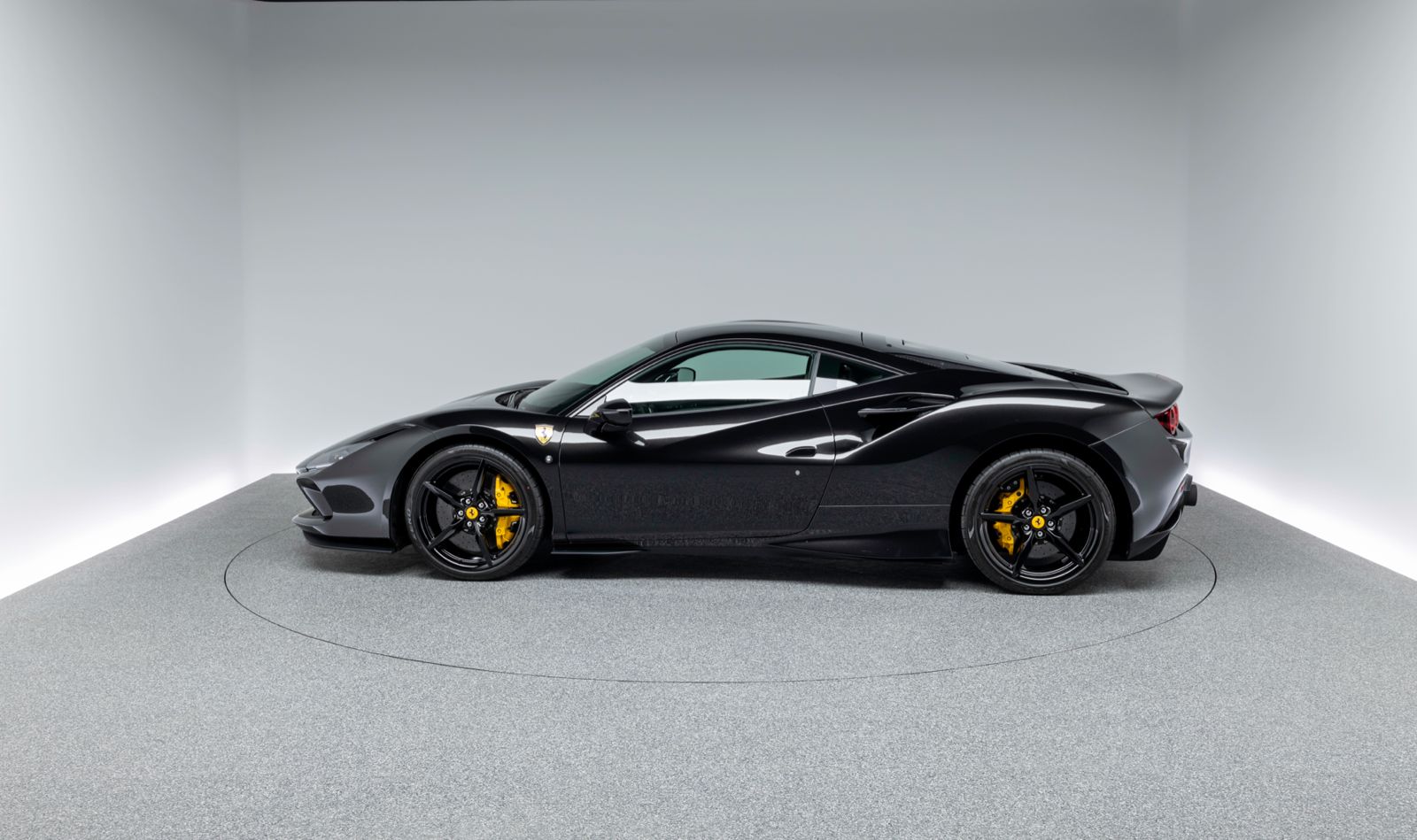 Ferrari F8 Tributo mieten bei Black & Ride