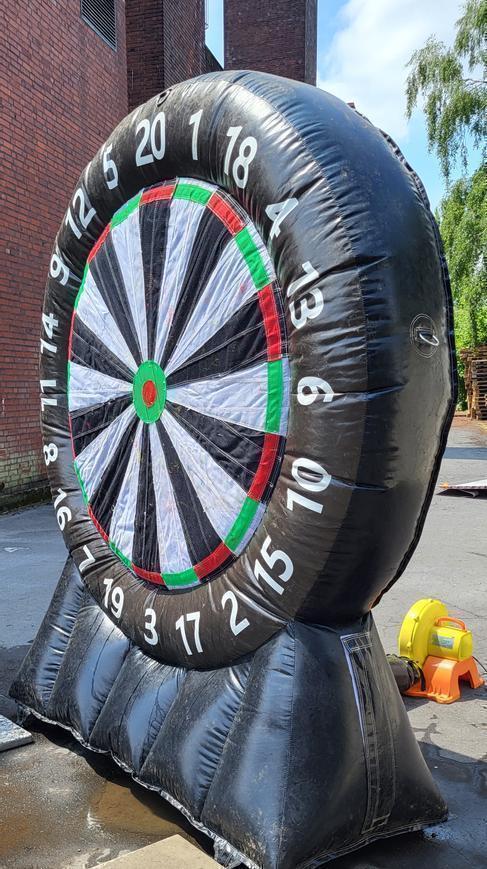 Aufblasbare Dartscheibe mieten – 2,10 x 2,50 m, inkl. Gebläse & Bällen – 2