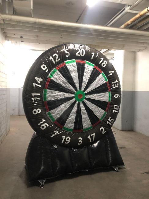 Aufblasbare Dartscheibe mieten – 2,10 x 2,50 m, inkl. Gebläse & Bällen – 3