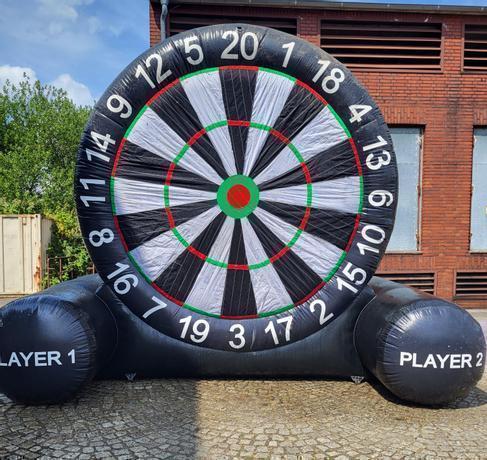 Fußball-Dart XXL mieten – 4 x 5 m, inkl. Gebläse & Bällen